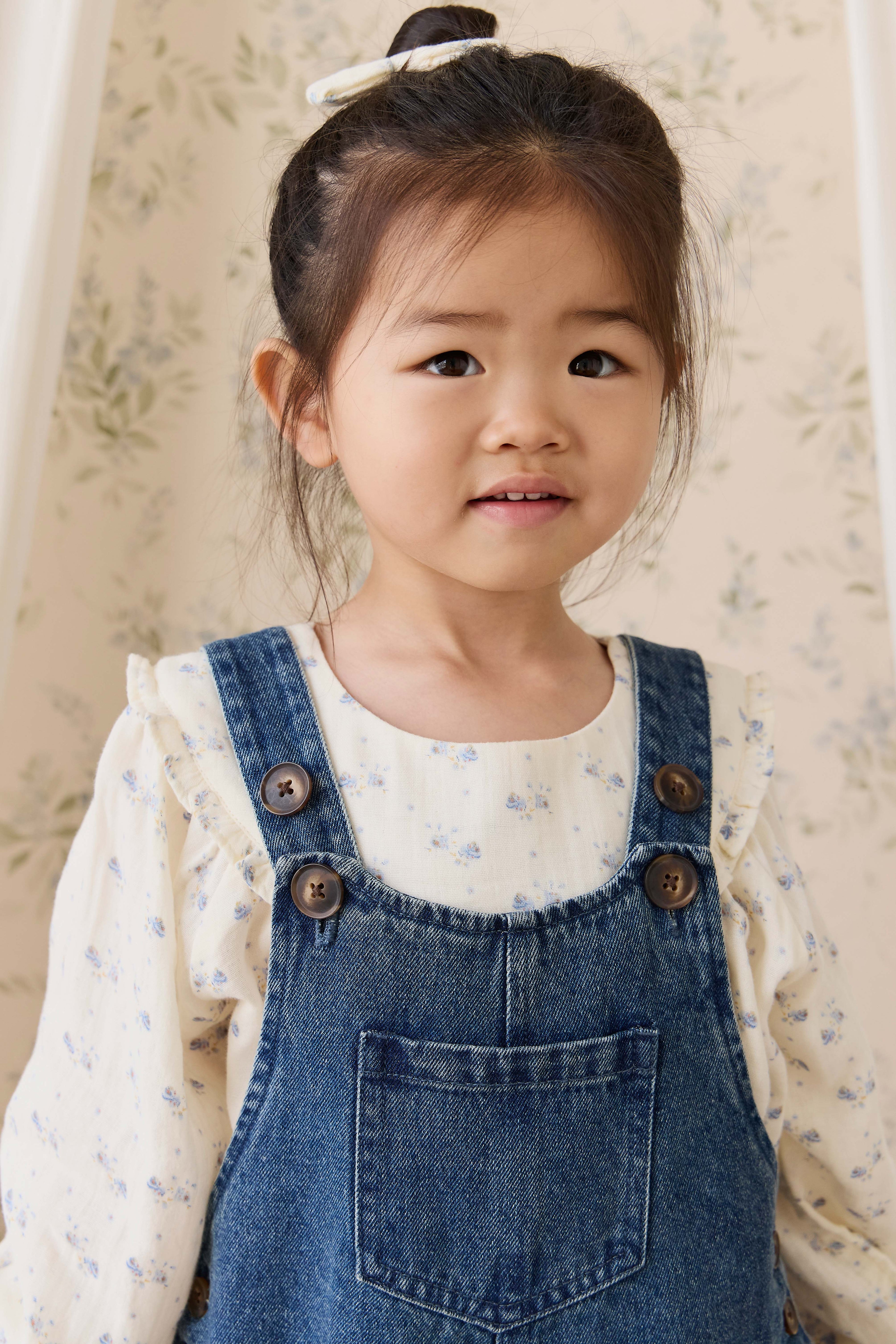 Salopette classique en jean de coton uni indigo à jambes larges avec bavette et bretelles pour enfants de 6 mois à 10 ans