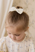 Nœud pour cheveux en mousseline de coton bio Delicate Molly bleu fleuri pour bébés et tout-petits