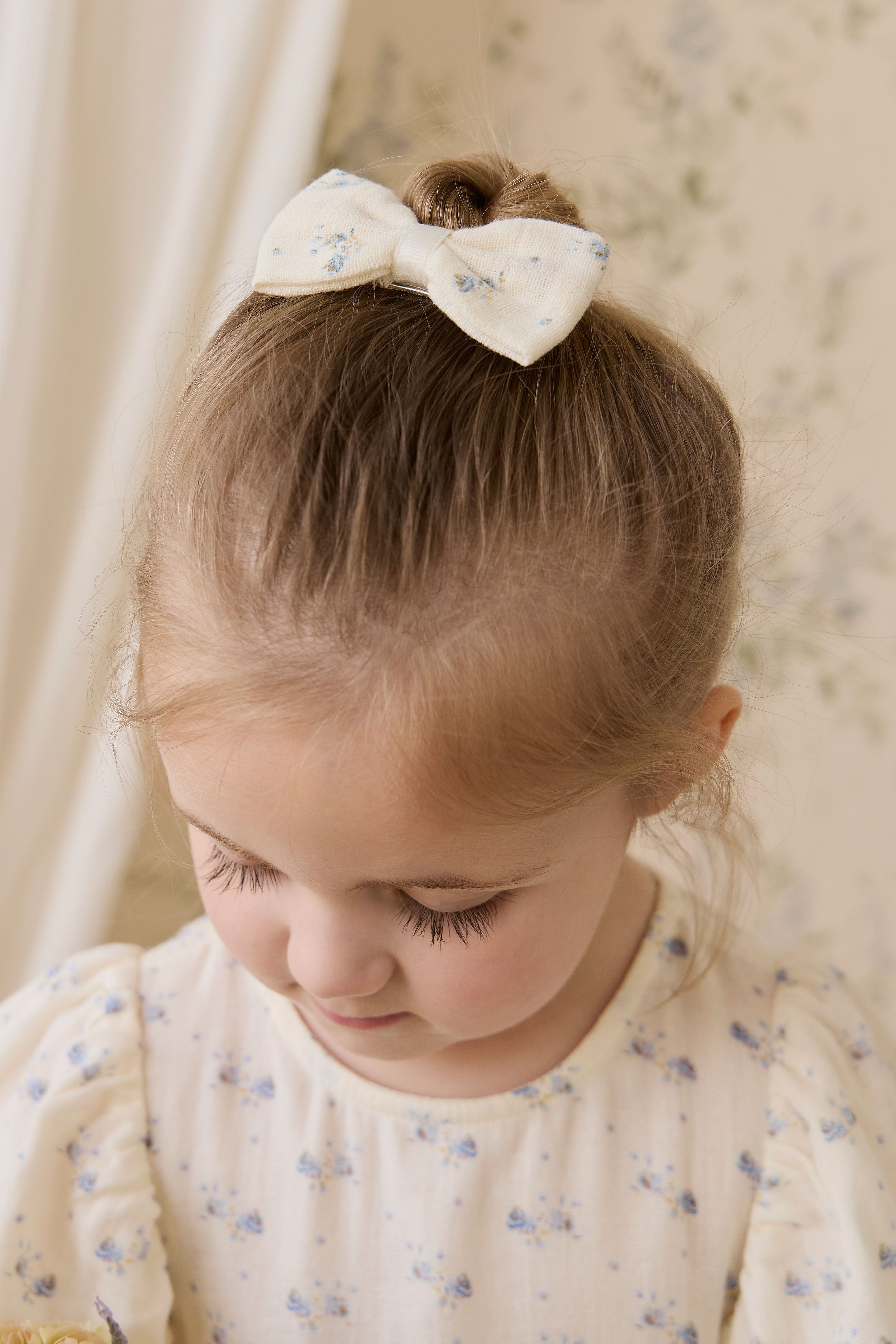 Nœud pour cheveux en mousseline de coton bio Delicate Molly bleu fleuri pour bébés et tout-petits