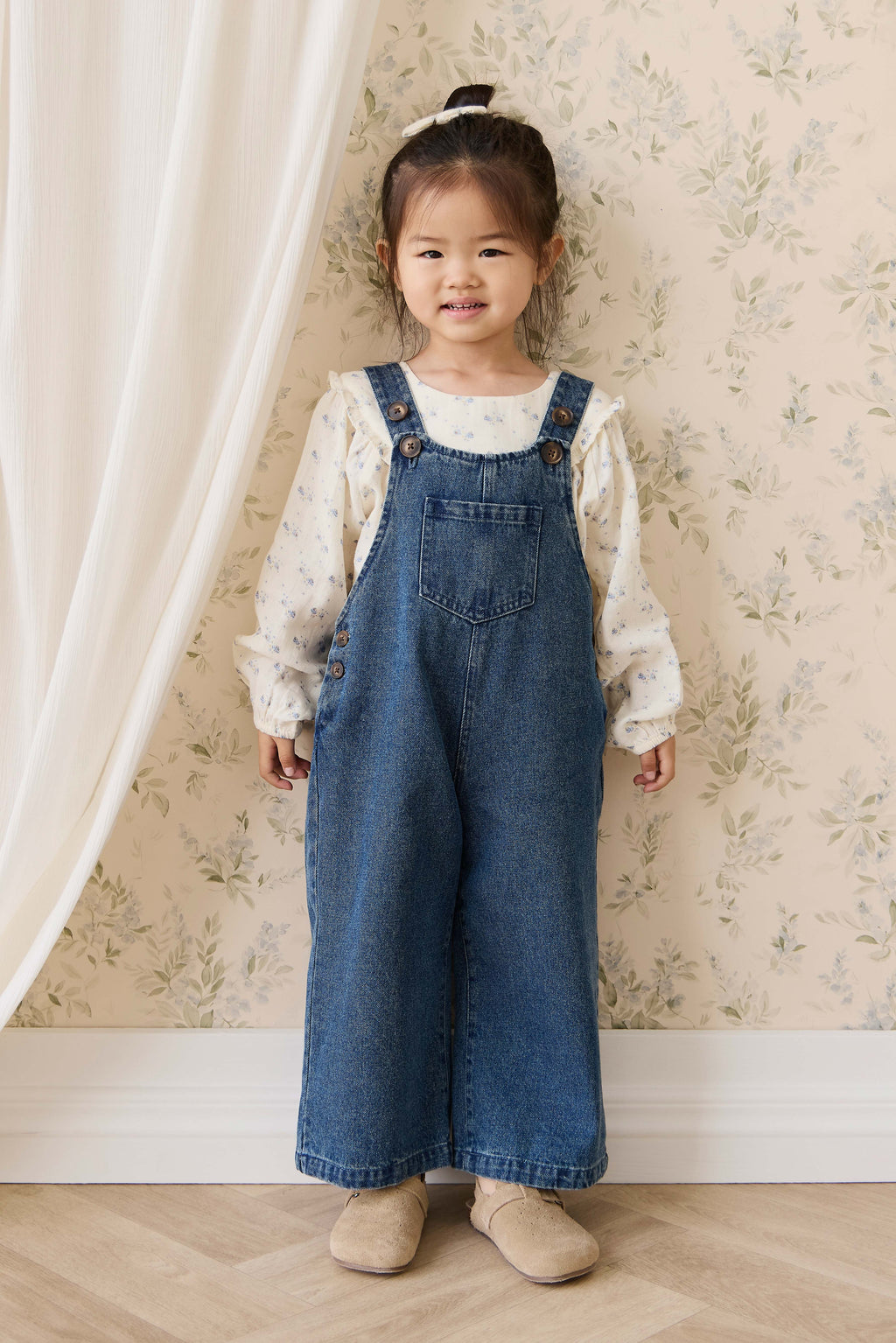 Salopette classique en jean de coton uni indigo à jambes larges avec bavette et bretelles pour enfants de 6 mois à 10 ans