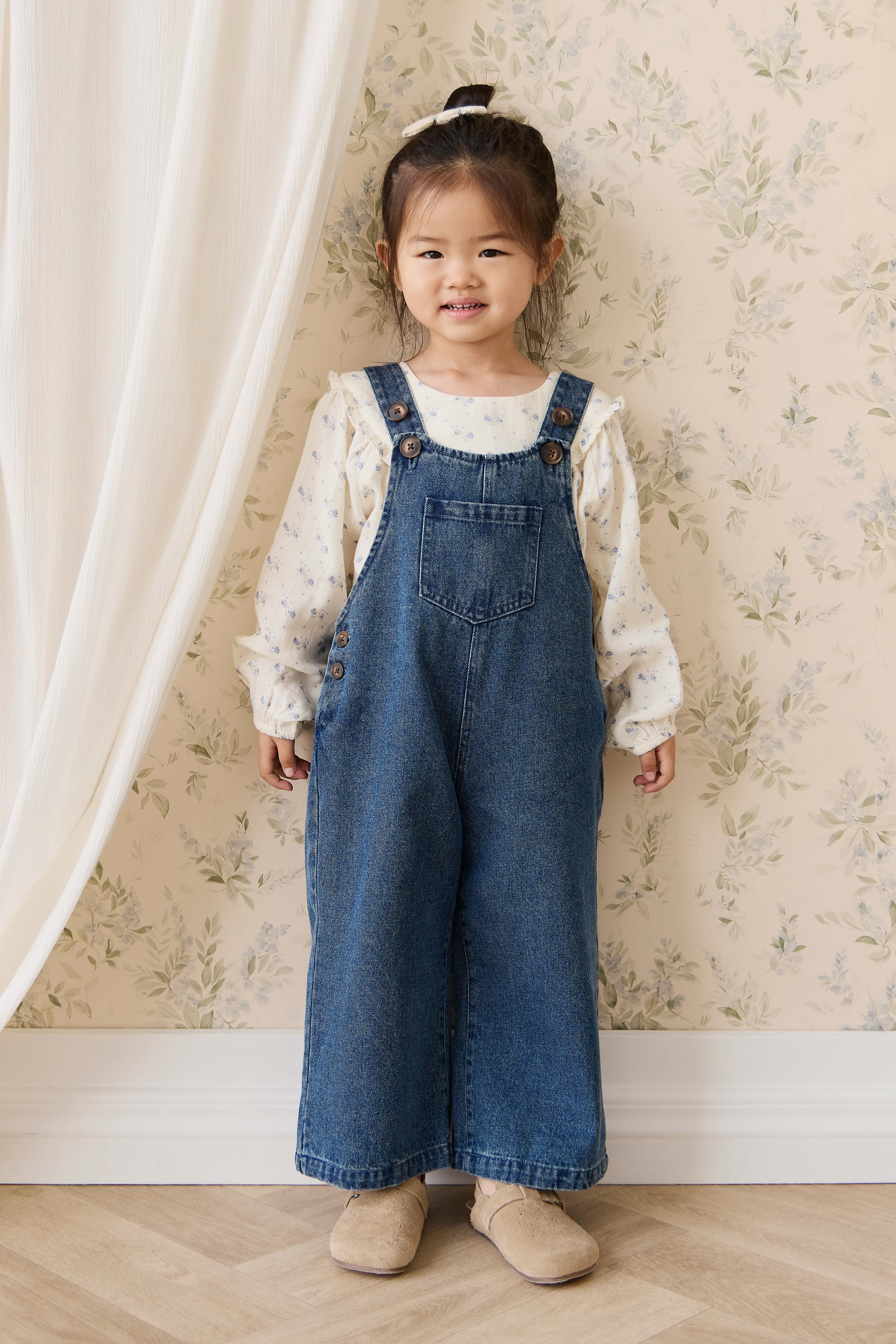 Salopette classique en jean de coton uni indigo à jambes larges avec bavette et bretelles pour enfants de 6 mois à 10 ans