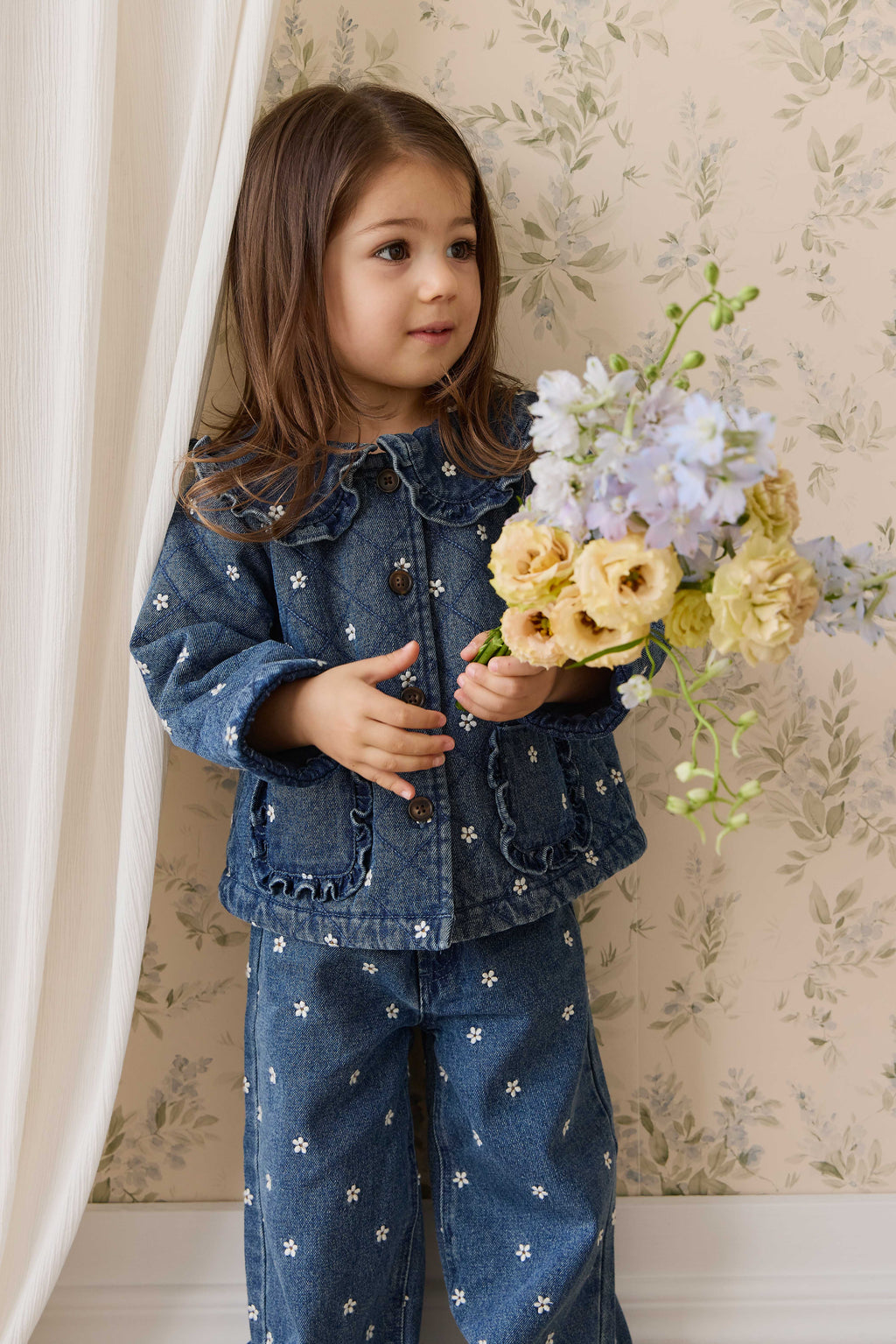 Blouson en coton légèrement rembourré à fleurs bleues romantiques avec col volanté et boutonnage sur le devant pour enfants de 6 mois à 10 ans