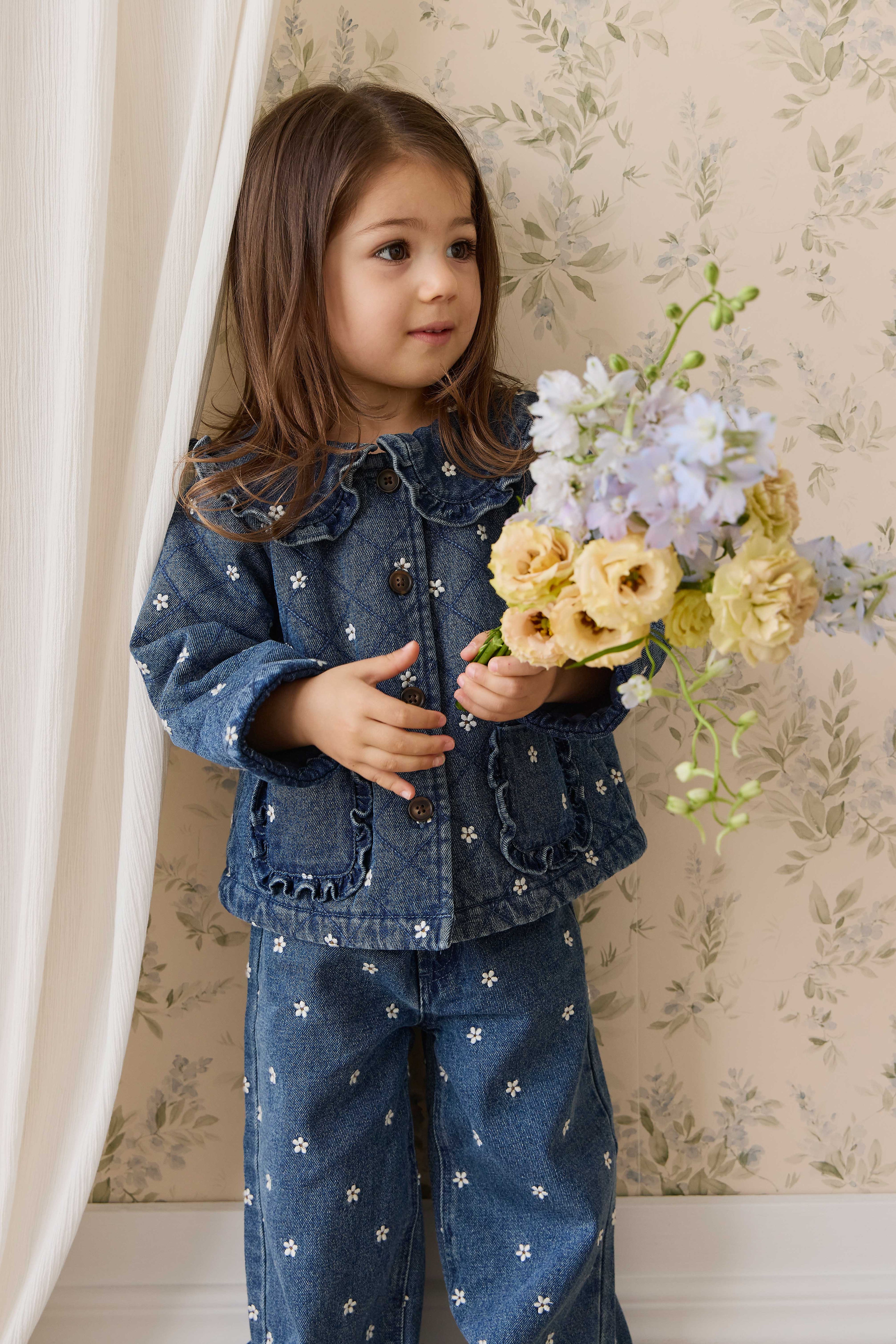 Blouson en coton légèrement rembourré à fleurs bleues romantiques avec col volanté et boutonnage sur le devant pour enfants de 6 mois à 10 ans