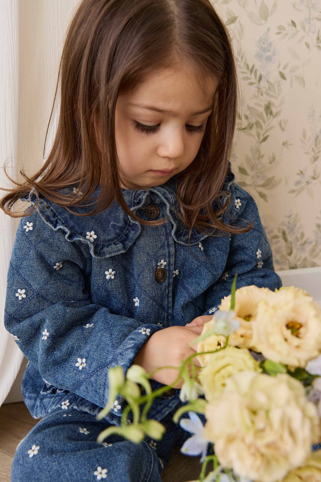 Blouson en coton légèrement rembourré à fleurs bleues romantiques avec col volanté et boutonnage sur le devant pour enfants de 6 mois à 10 ans