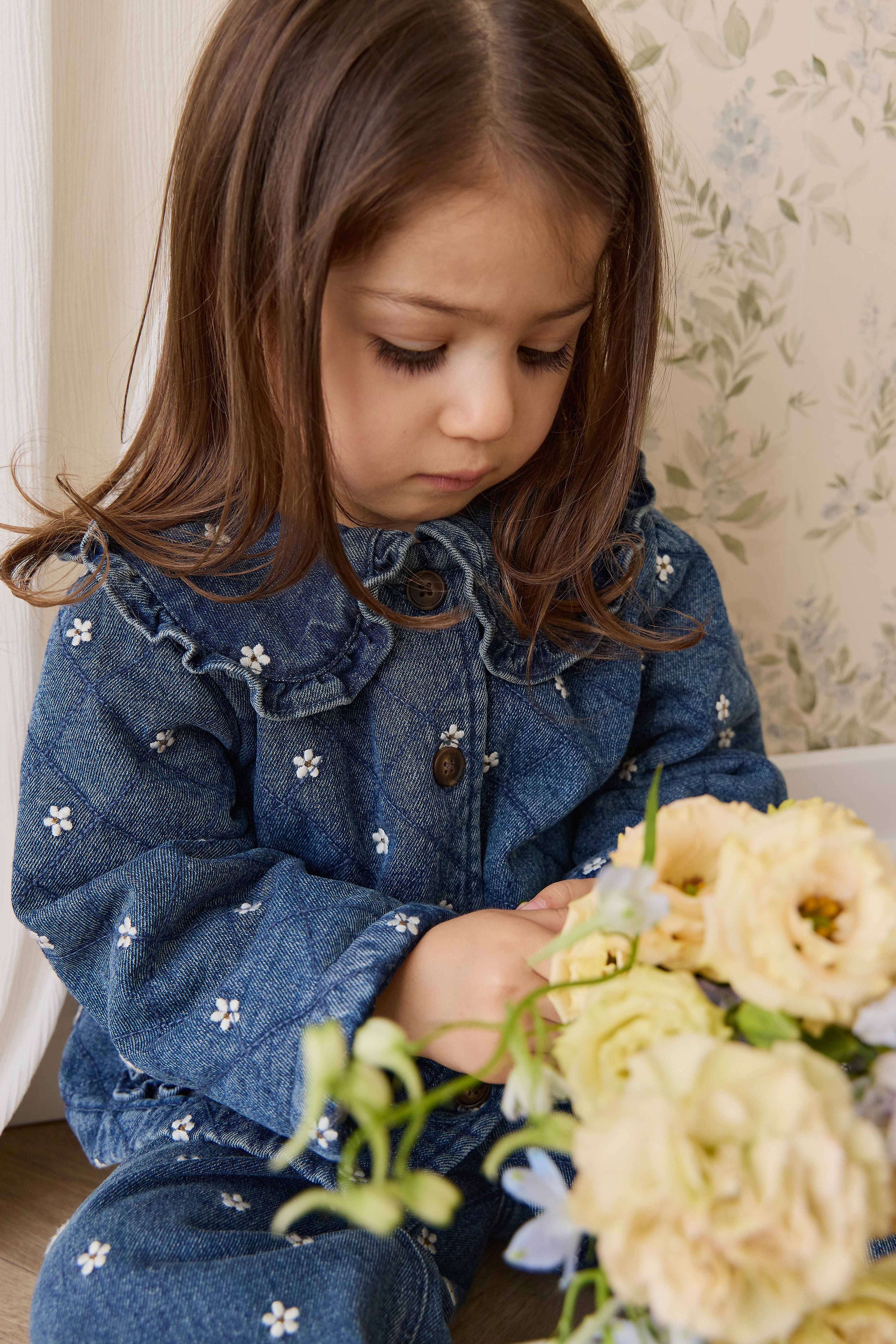Blouson en coton légèrement rembourré à fleurs bleues romantiques avec col volanté et boutonnage sur le devant pour enfants de 6 mois à 10 ans