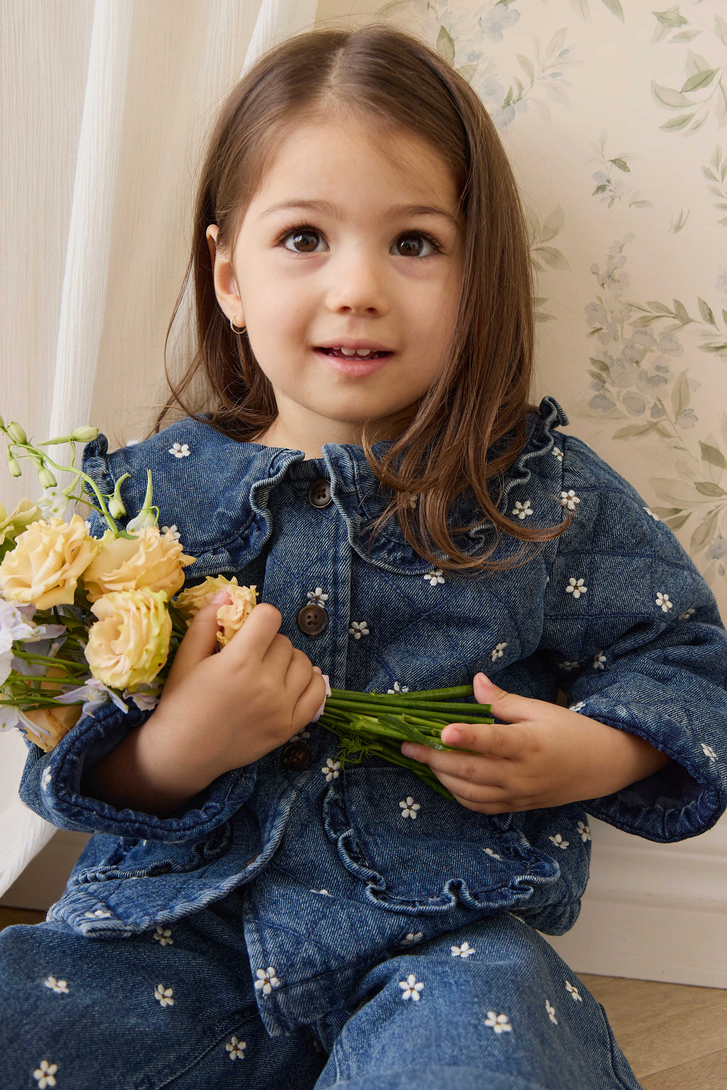 Blouson en coton légèrement rembourré à fleurs bleues romantiques avec col volanté et boutonnage sur le devant pour enfants de 6 mois à 10 ans