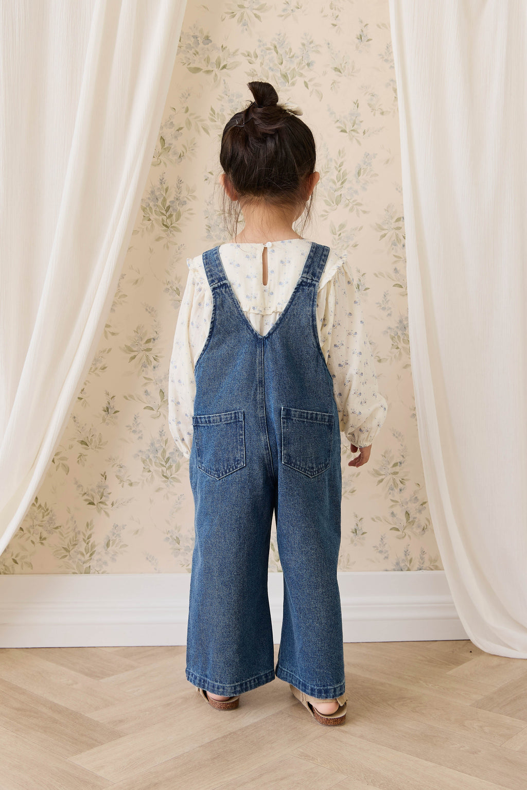 Salopette classique en jean de coton uni indigo à jambes larges avec bavette et bretelles pour enfants de 6 mois à 10 ans