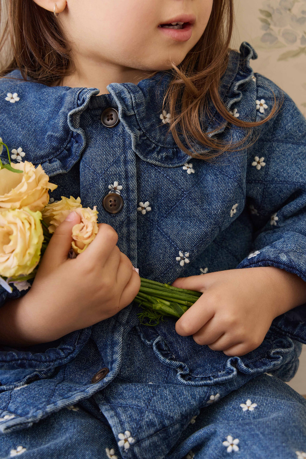 Blouson en coton légèrement rembourré à fleurs bleues romantiques avec col volanté et boutonnage sur le devant pour enfants de 6 mois à 10 ans