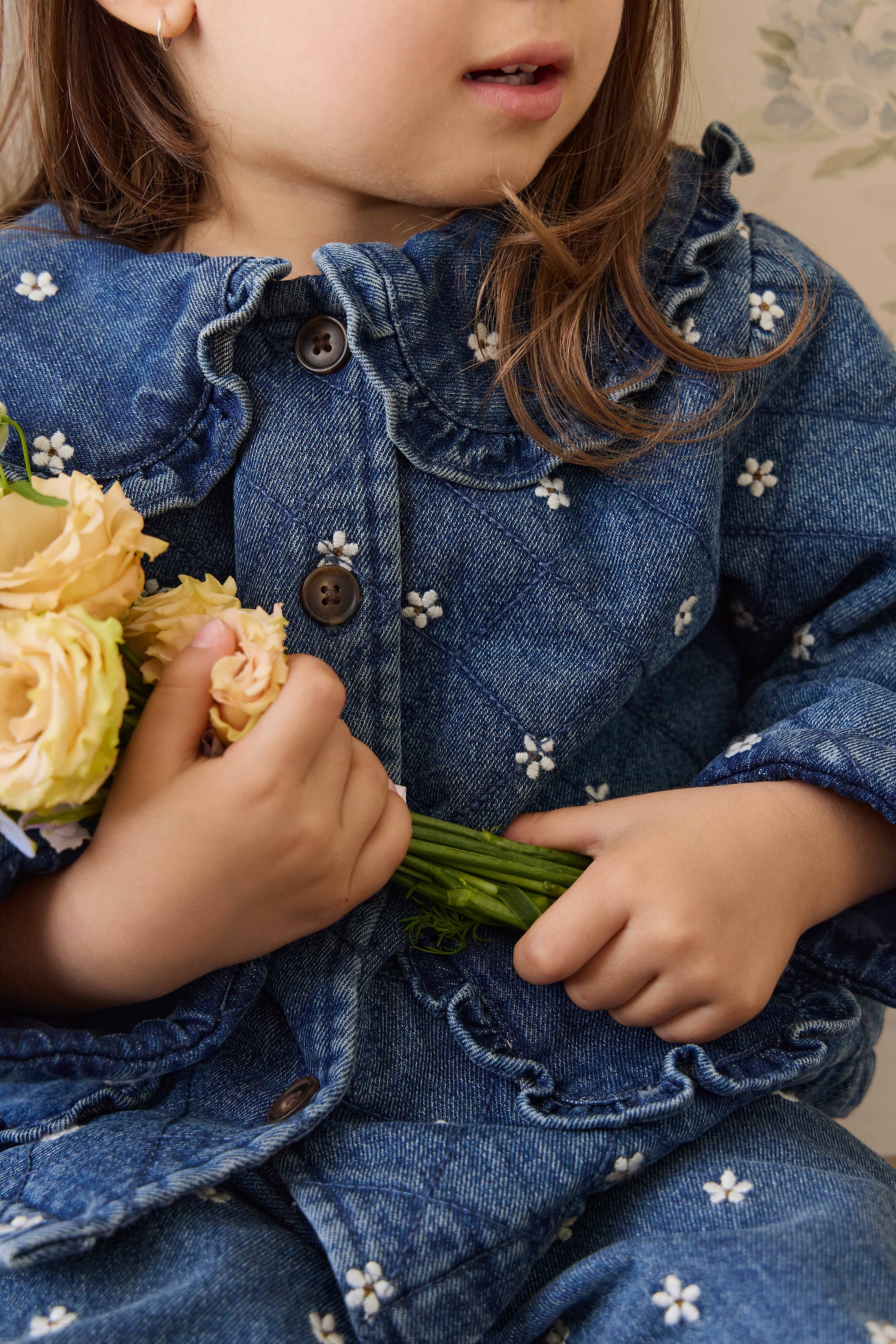 Blouson en coton légèrement rembourré à fleurs bleues romantiques avec col volanté et boutonnage sur le devant pour enfants de 6 mois à 10 ans