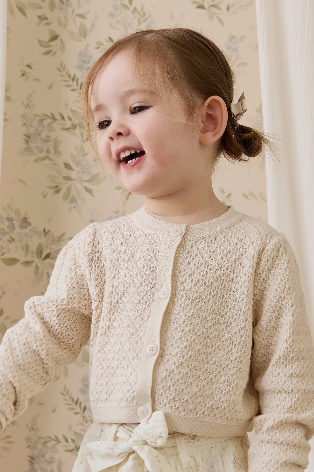 Cardigan en coton tricoté motif losanges classique vanille avec boutonnage avant et poignets côtelés pour enfants de 6 mois à 10 ans
