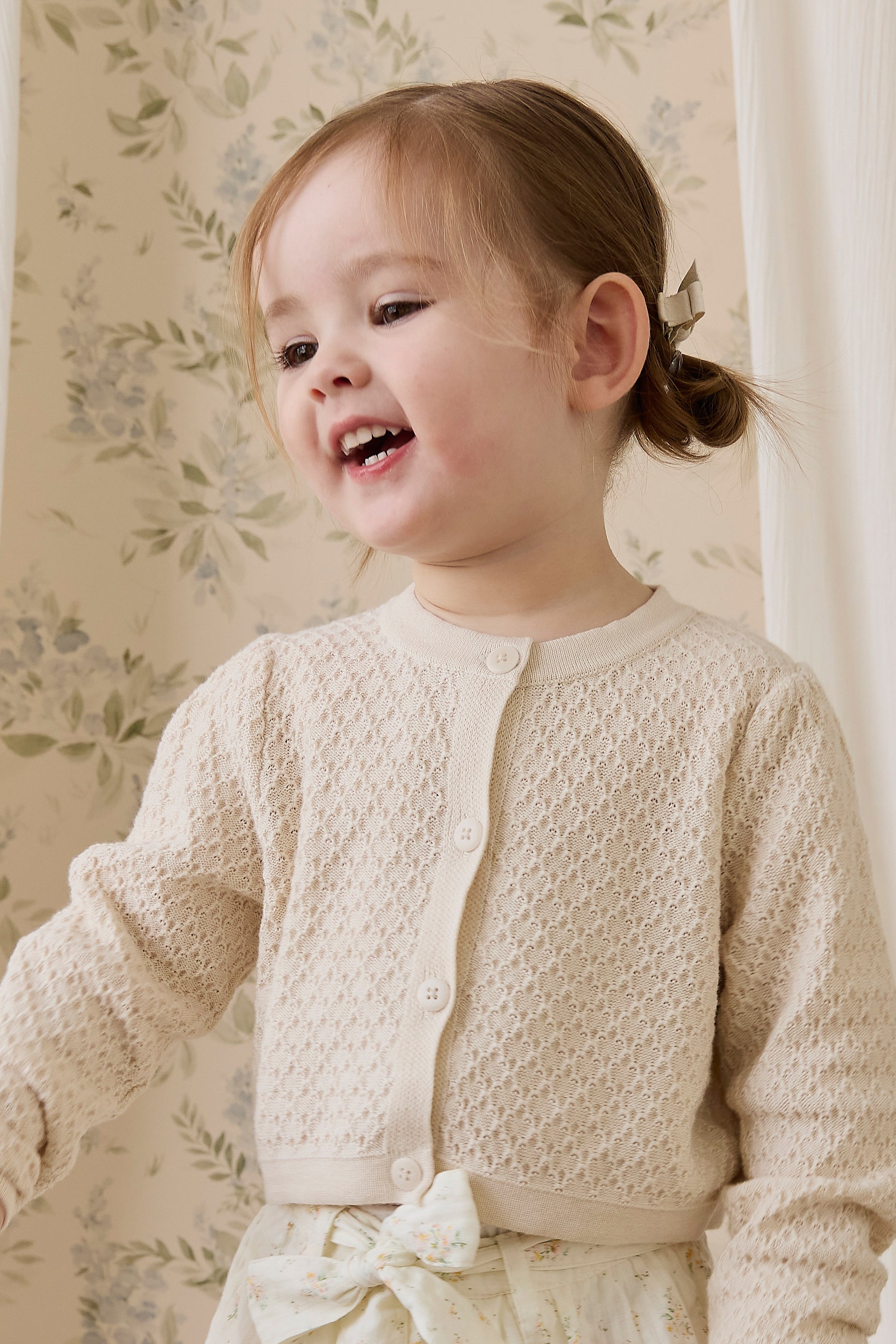 Cardigan en coton tricoté motif losanges classique vanille avec boutonnage avant et poignets côtelés pour enfants de 6 mois à 10 ans