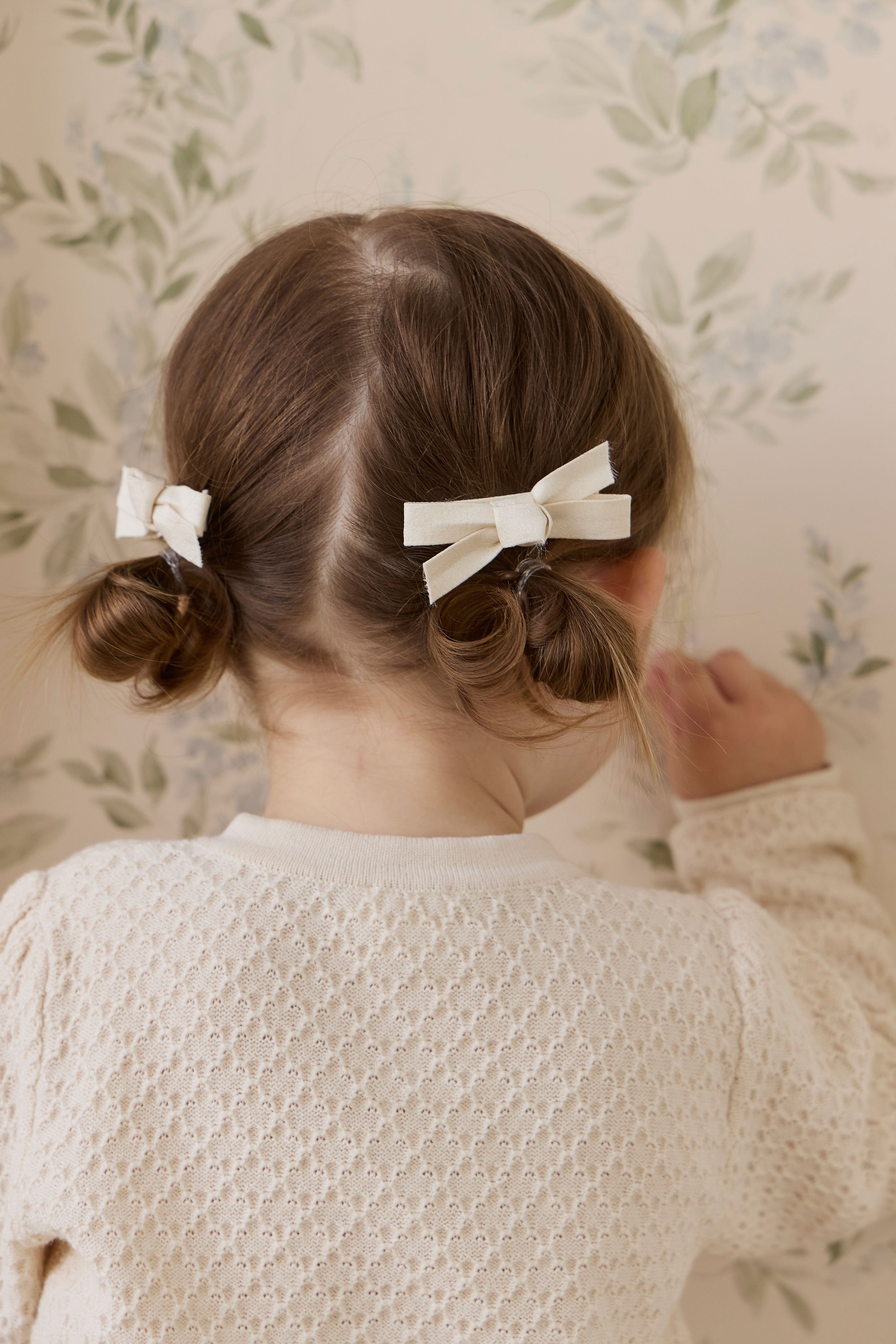 Cardigan en coton tricoté motif losanges classique vanille avec boutonnage avant et poignets côtelés pour enfants de 6 mois à 10 ans