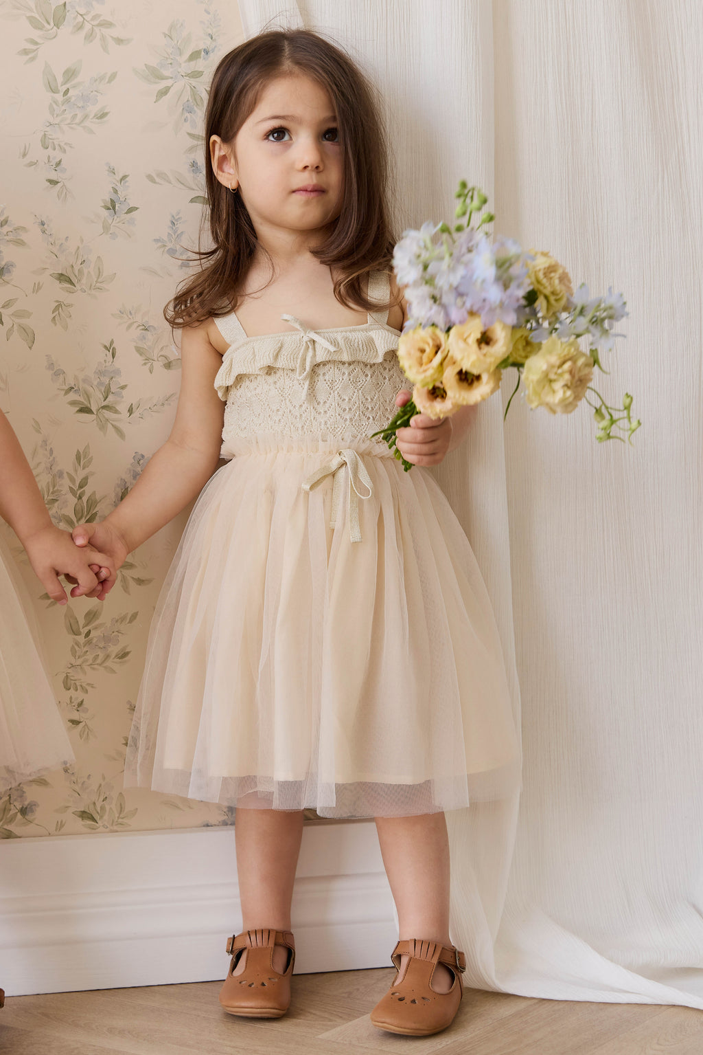 Haut en maille lurex de coton scintillant festif et neutre avec col à volants et subtiles paillettes pour enfants de 6 mois à 10 ans
