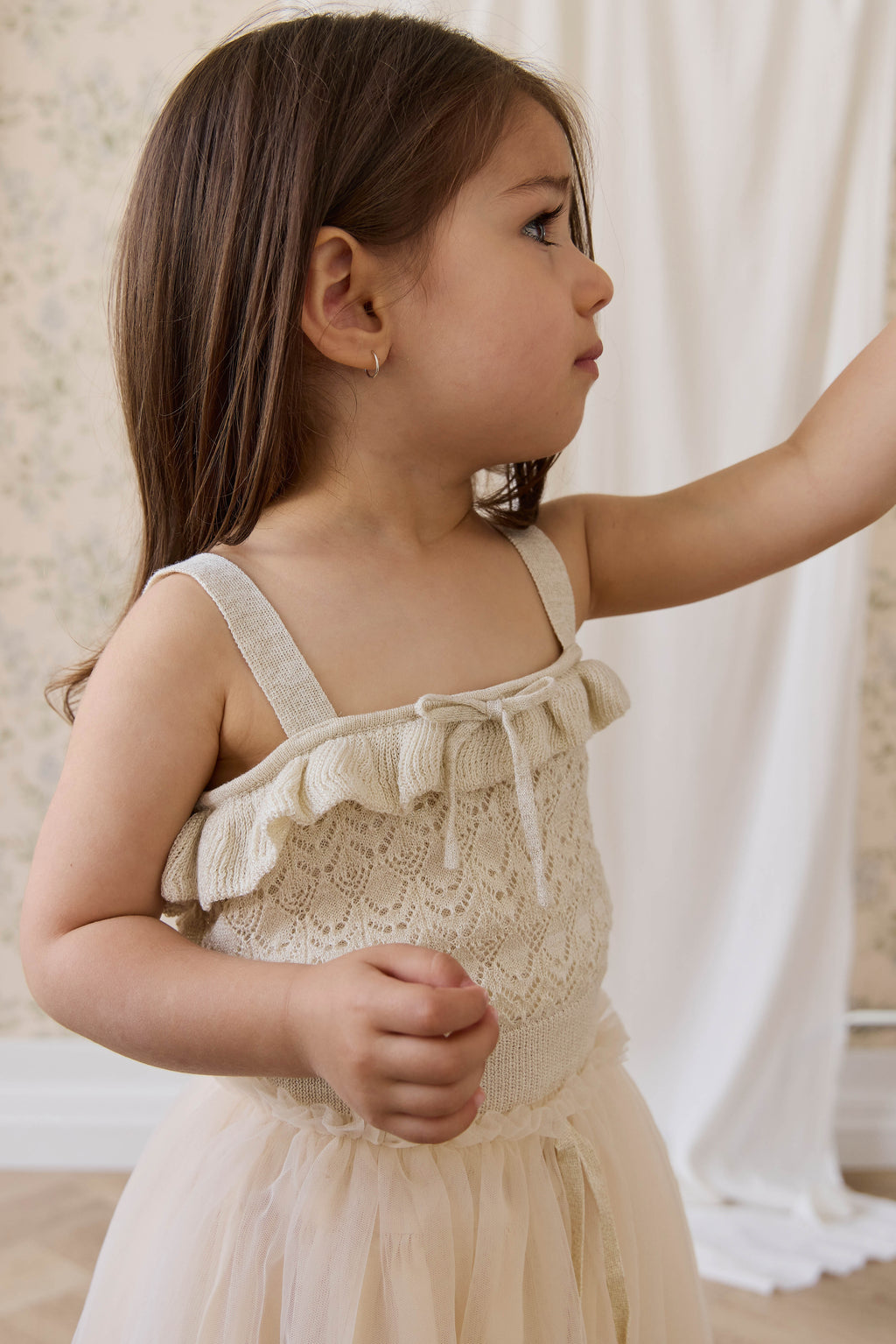 Haut en maille lurex de coton scintillant festif et neutre avec col à volants et subtiles paillettes pour enfants de 6 mois à 10 ans
