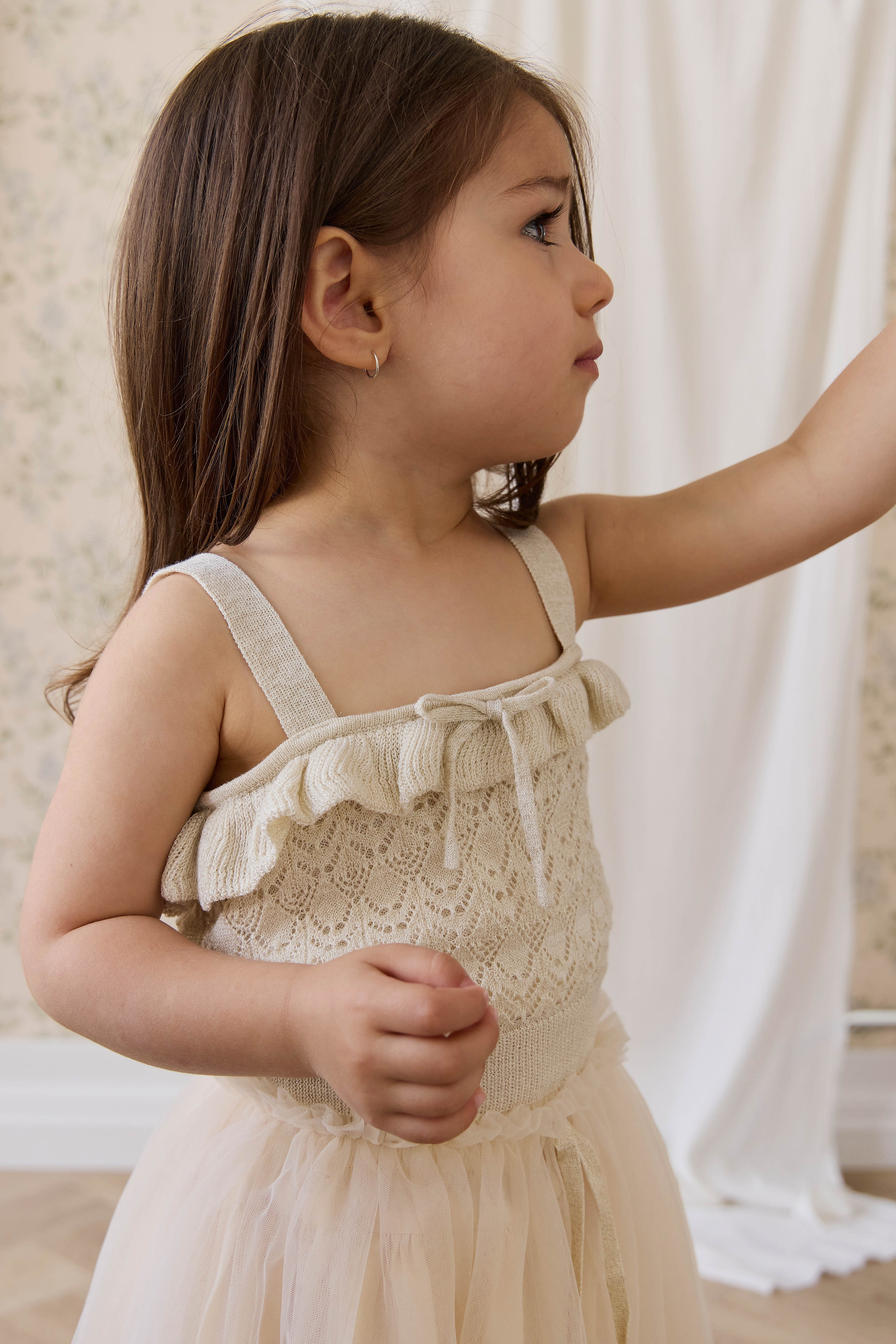 Haut en maille lurex de coton scintillant festif et neutre avec col à volants et subtiles paillettes pour enfants de 6 mois à 10 ans