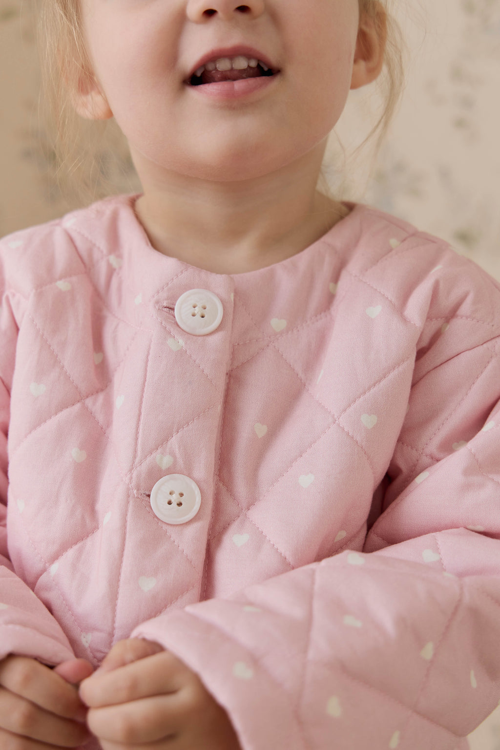Veste en coton matelassée rose blush romantique à imprimé cœurs avec boutonnage et poches plaquées pour enfants de 6 mois à 10 ans