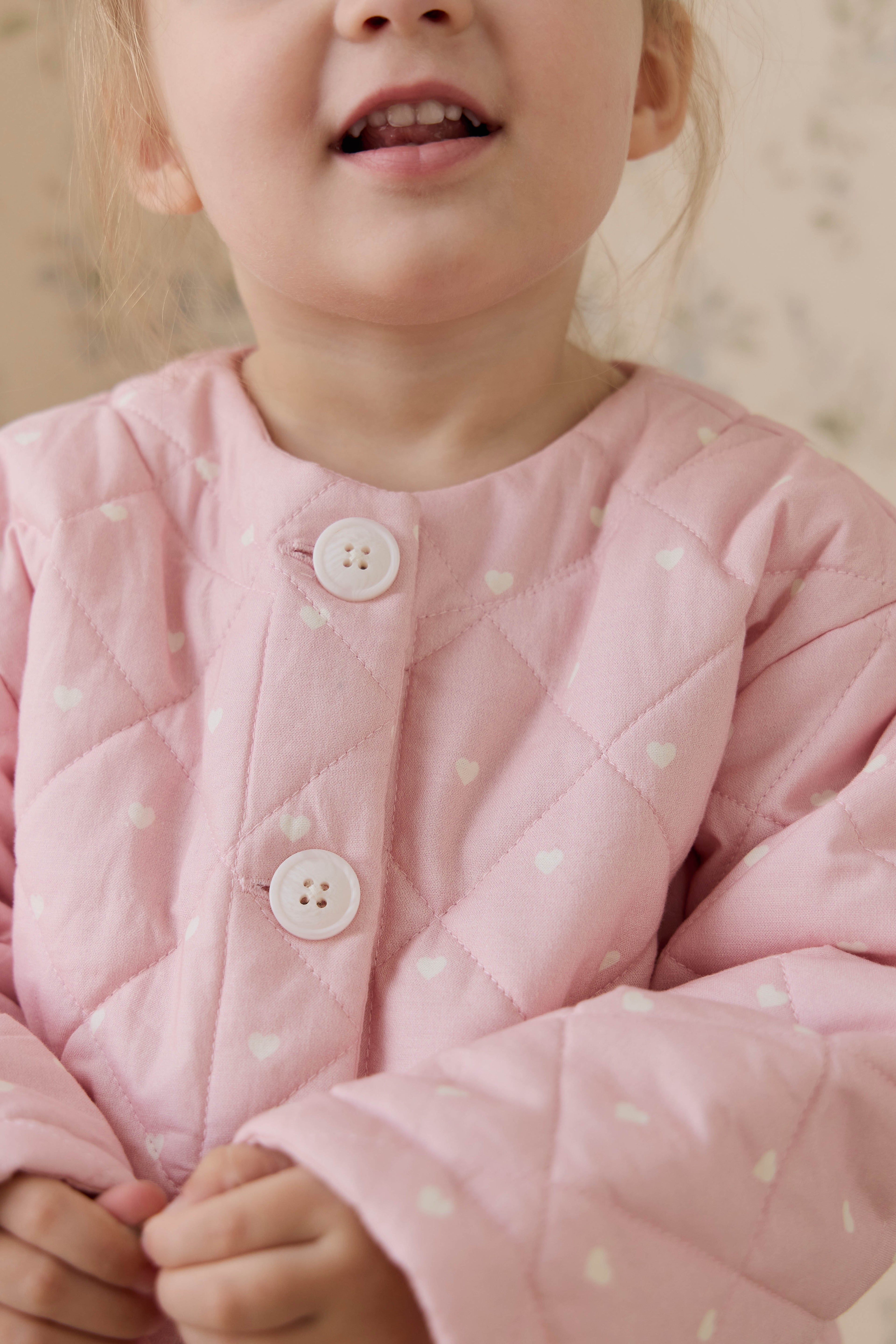 Veste en coton matelassée rose blush romantique à imprimé cœurs avec boutonnage et poches plaquées pour enfants de 6 mois à 10 ans