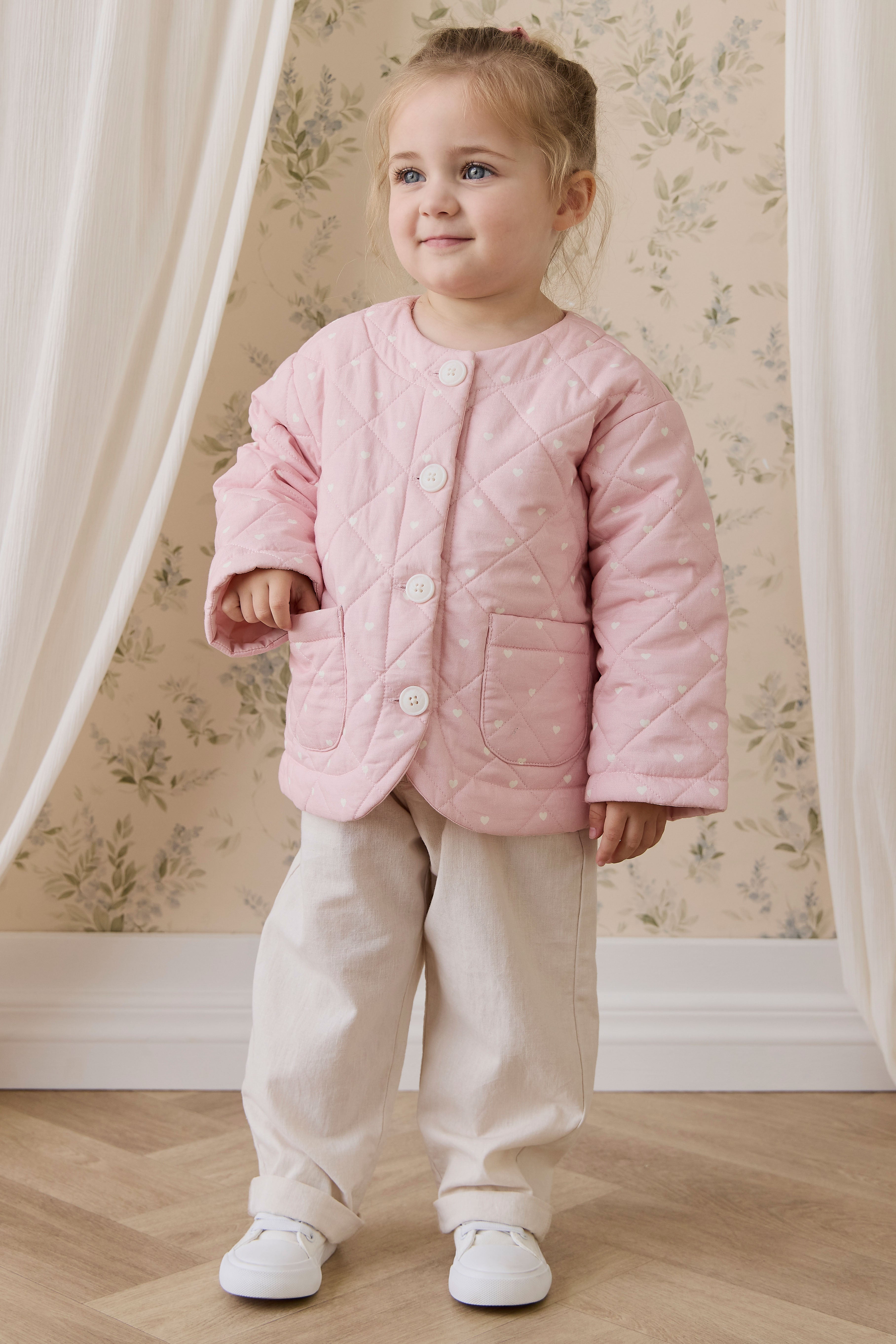 Veste en coton matelassée rose blush romantique à imprimé cœurs avec boutonnage et poches plaquées pour enfants de 6 mois à 10 ans