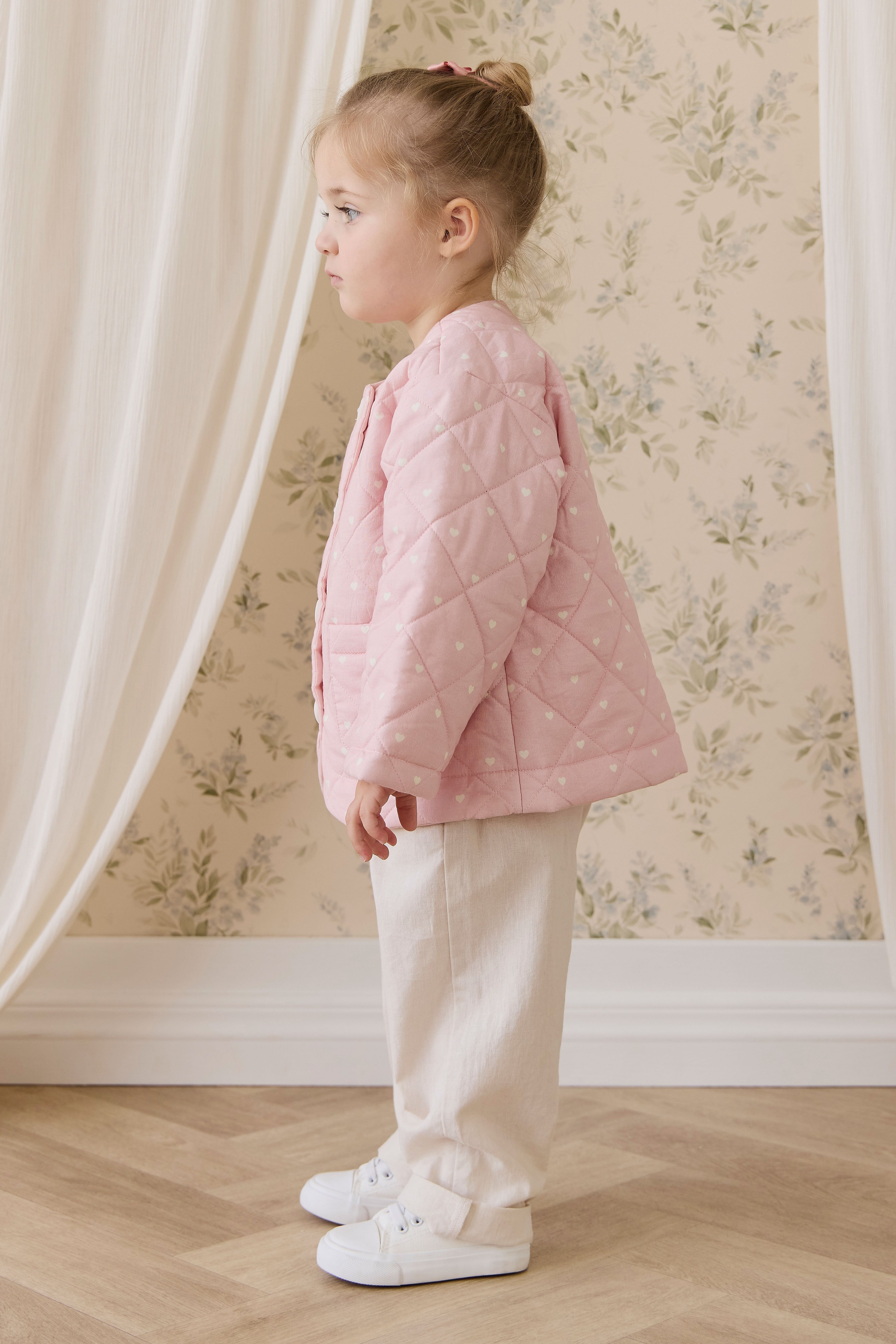 Veste en coton matelassée rose blush romantique à imprimé cœurs avec boutonnage et poches plaquées pour enfants de 6 mois à 10 ans