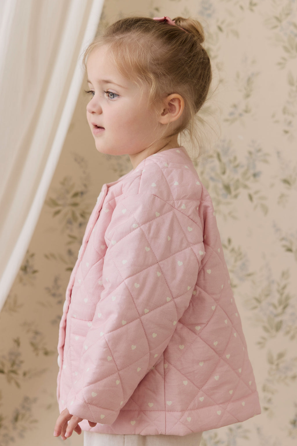 Veste en coton matelassée rose blush romantique à imprimé cœurs avec boutonnage et poches plaquées pour enfants de 6 mois à 10 ans
