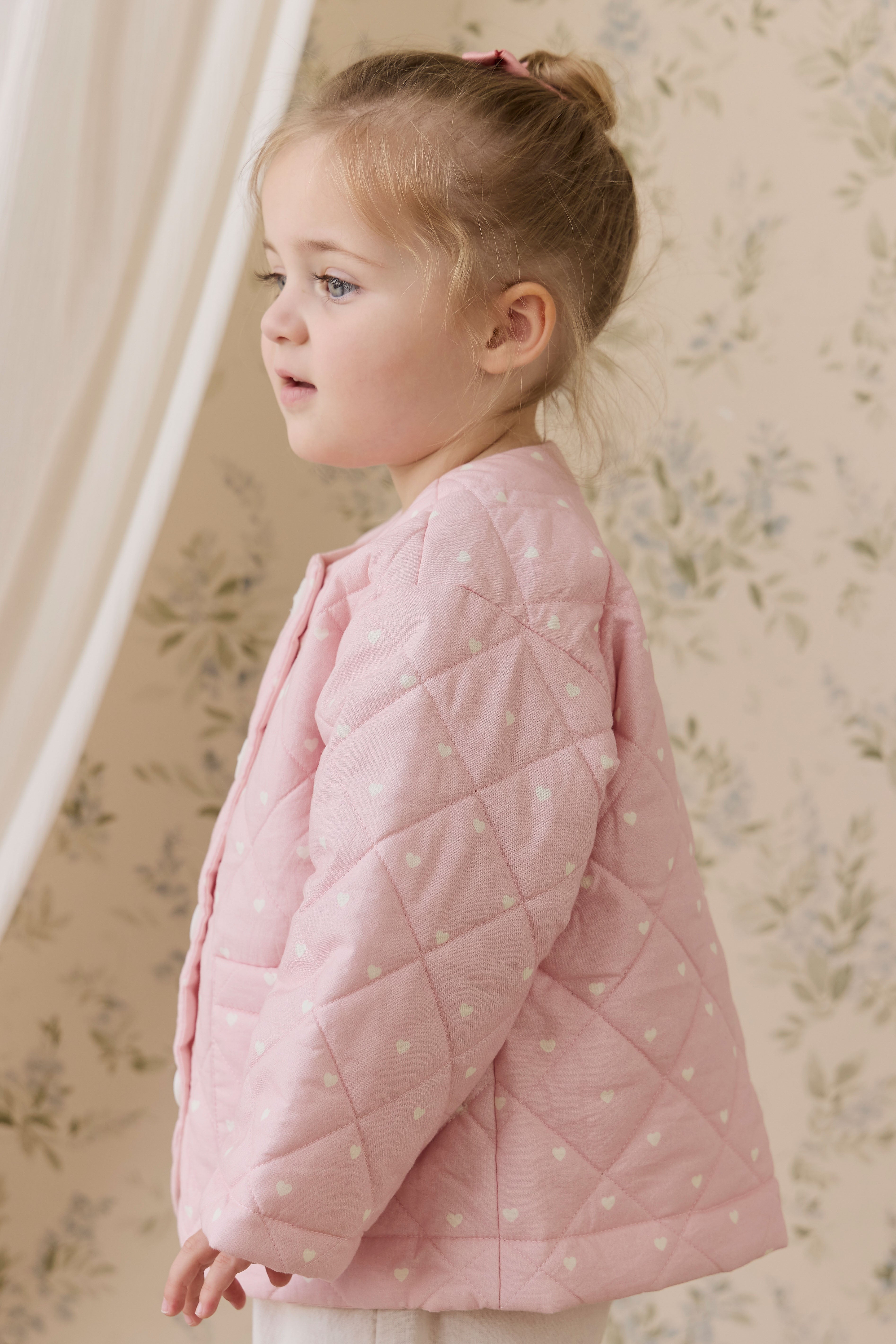 Veste en coton matelassée rose blush romantique à imprimé cœurs avec boutonnage et poches plaquées pour enfants de 6 mois à 10 ans