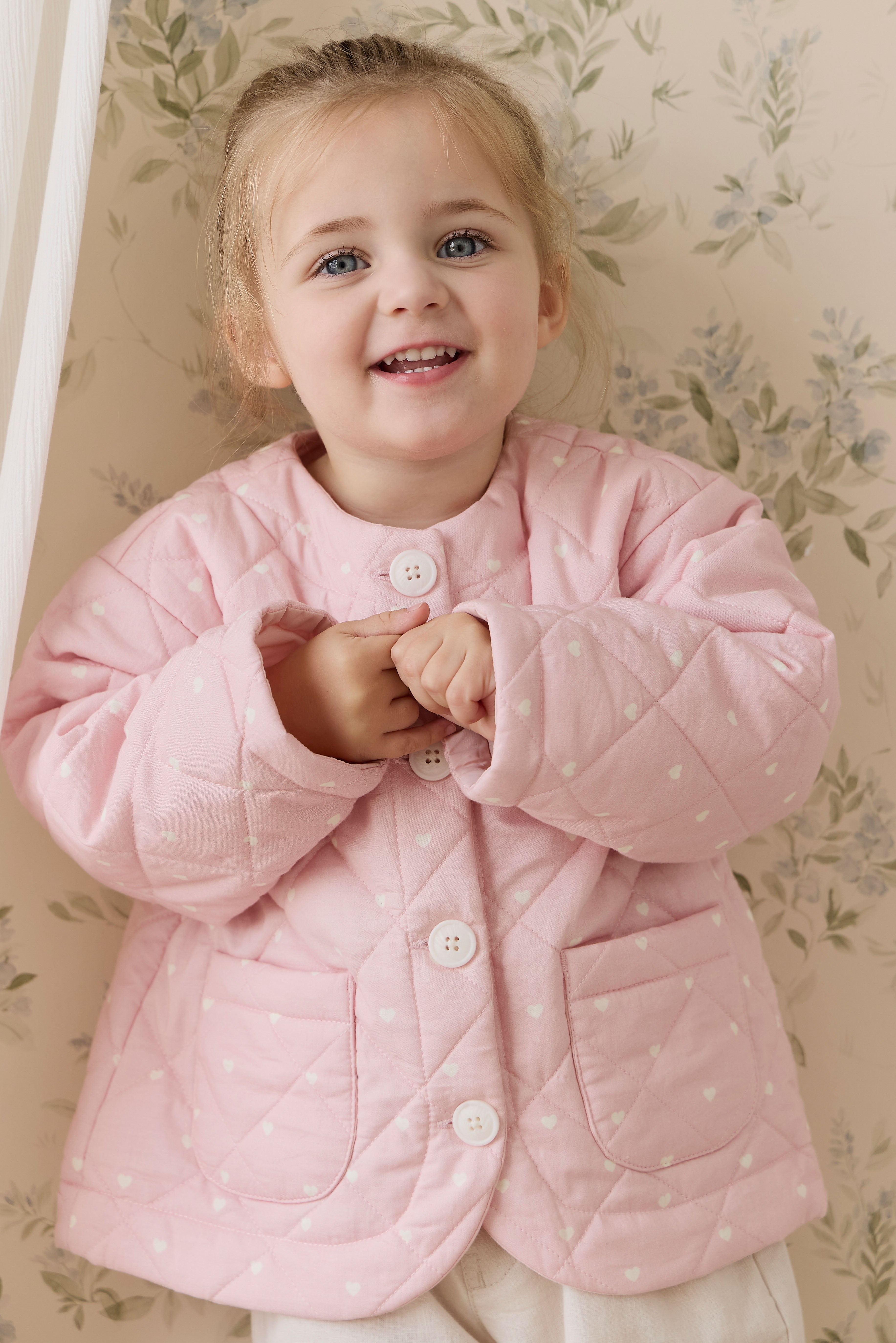 Veste en coton matelassée rose blush romantique à imprimé cœurs avec boutonnage et poches plaquées pour enfants de 6 mois à 10 ans