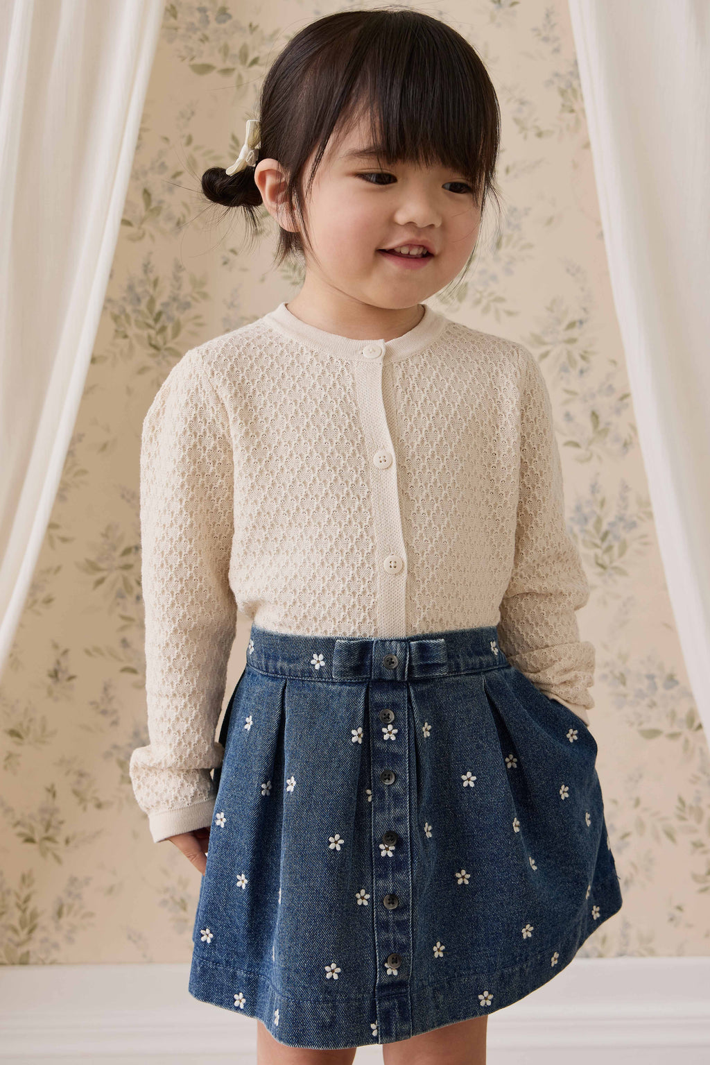Jupe évasée en jean de coton brodé floral indigo classique avec taille plissée et fermeture boutonnée pour enfants de 6 mois à 10 ans