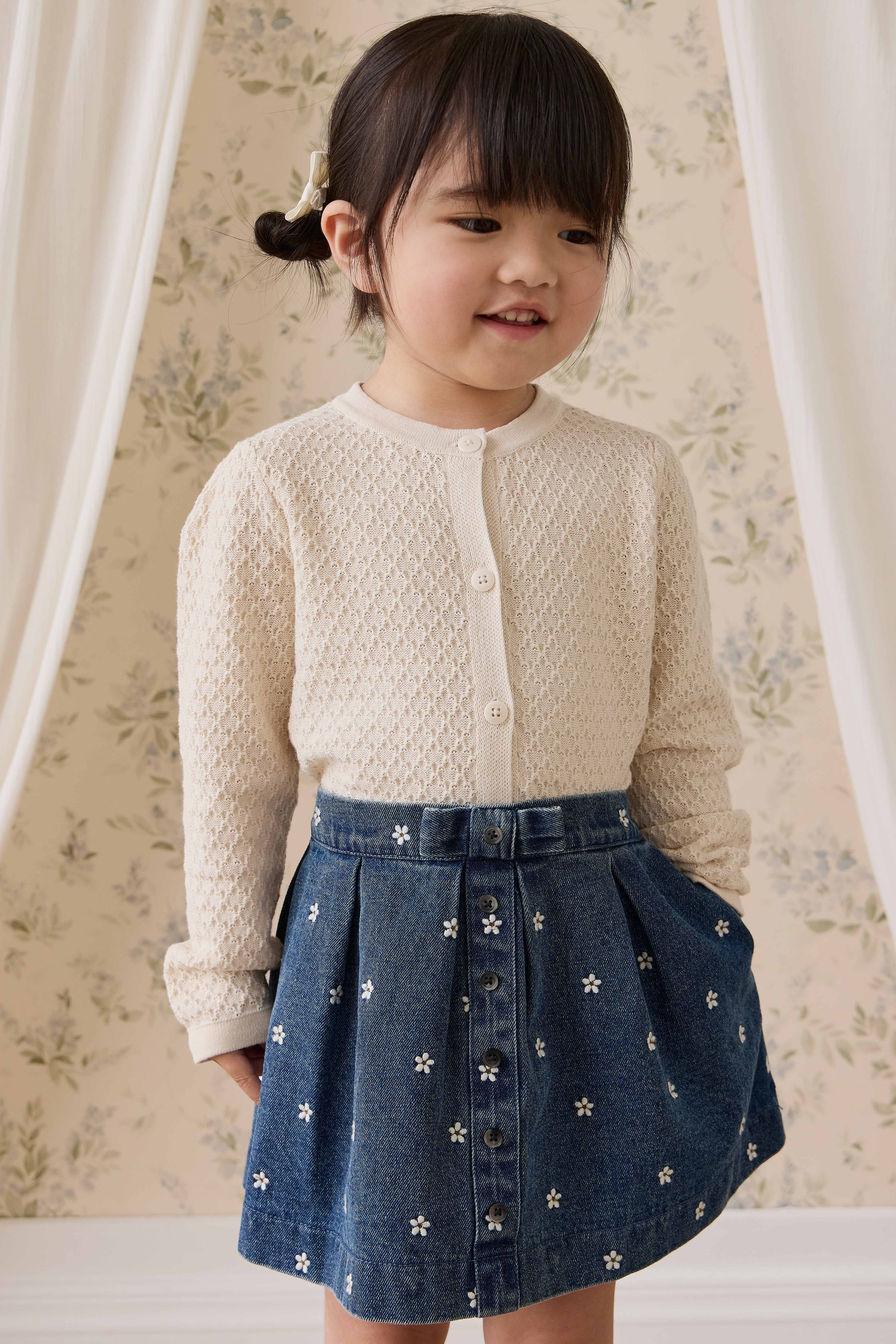 Jupe évasée en jean de coton brodé floral indigo classique avec taille plissée et fermeture boutonnée pour enfants de 6 mois à 10 ans