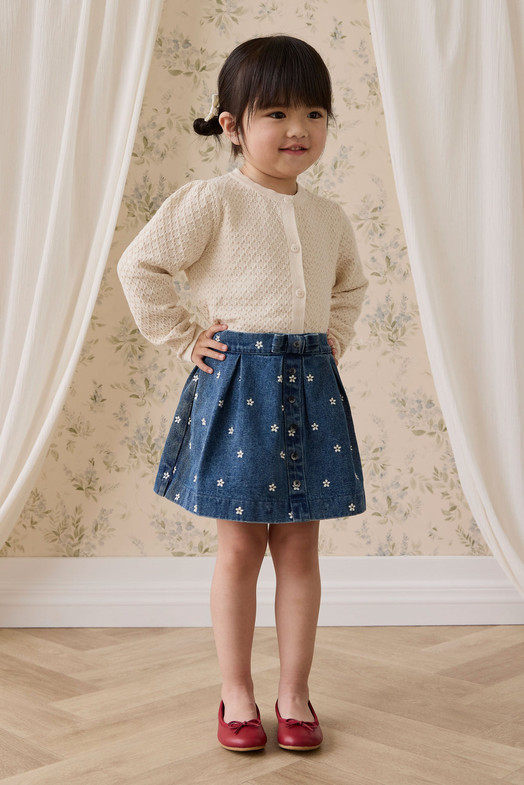 Jupe évasée en jean de coton brodé floral indigo classique avec taille plissée et fermeture boutonnée pour enfants de 6 mois à 10 ans