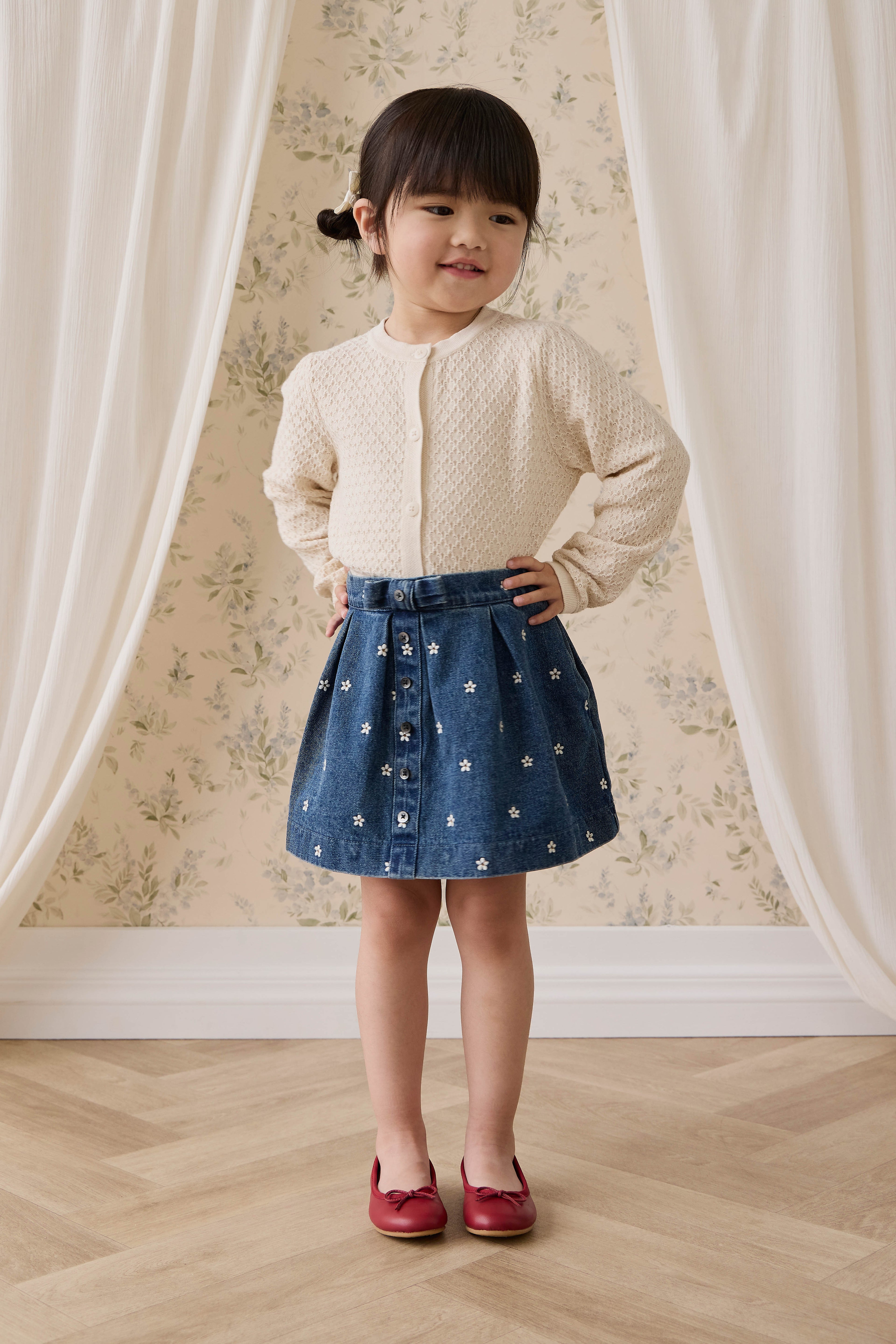 Jupe évasée en jean de coton brodé floral indigo classique avec taille plissée et fermeture boutonnée pour enfants de 6 mois à 10 ans