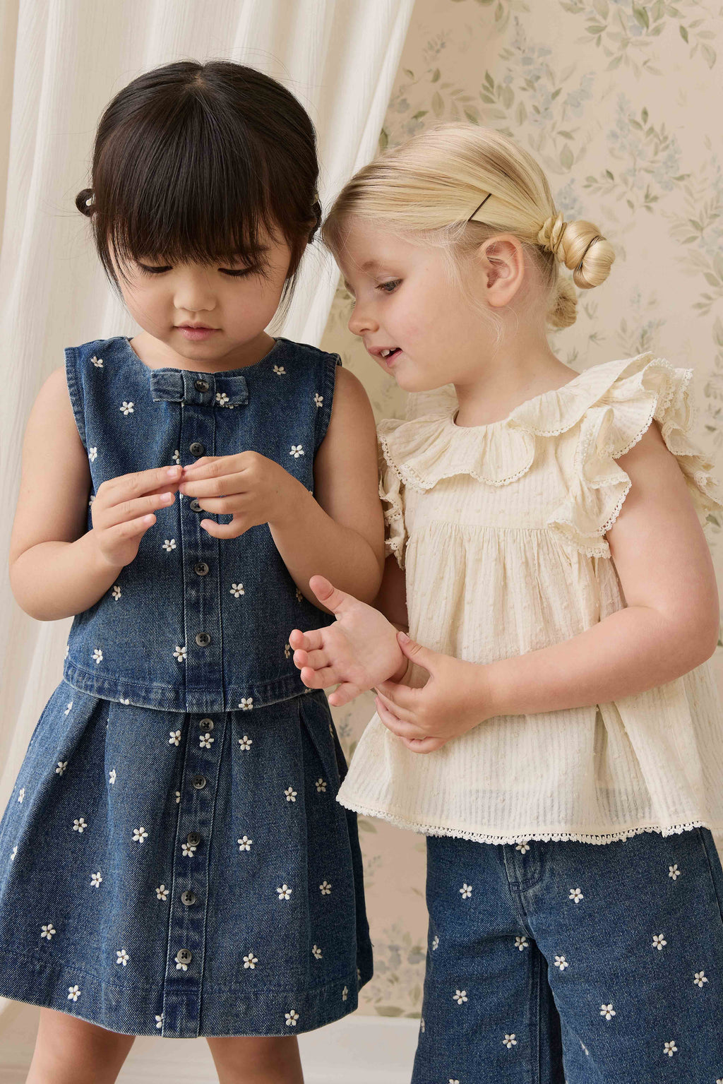 Jupe évasée en jean de coton brodé floral indigo classique avec taille plissée et fermeture boutonnée pour enfants de 6 mois à 10 ans