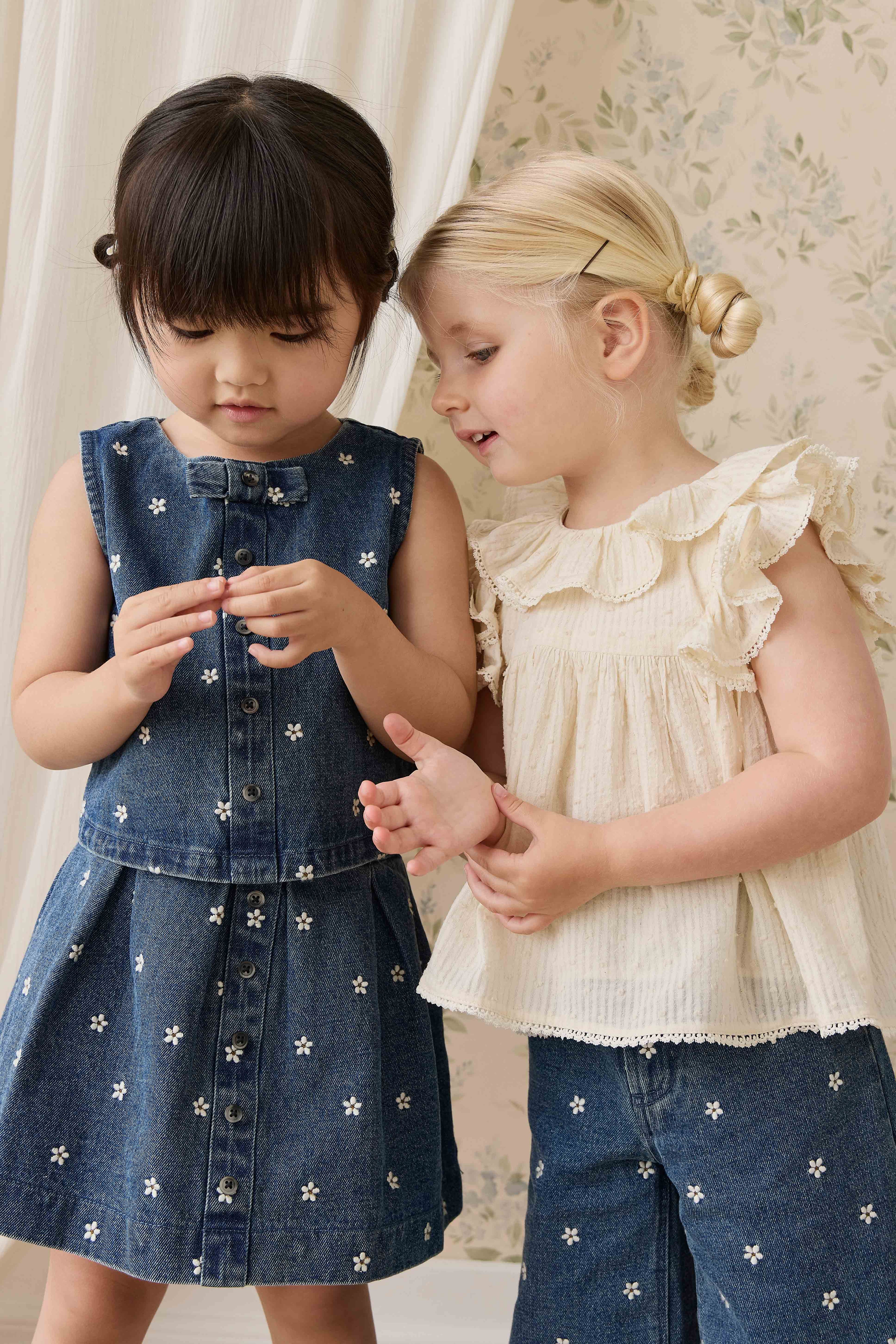 Jupe évasée en jean de coton brodé floral indigo classique avec taille plissée et fermeture boutonnée pour enfants de 6 mois à 10 ans