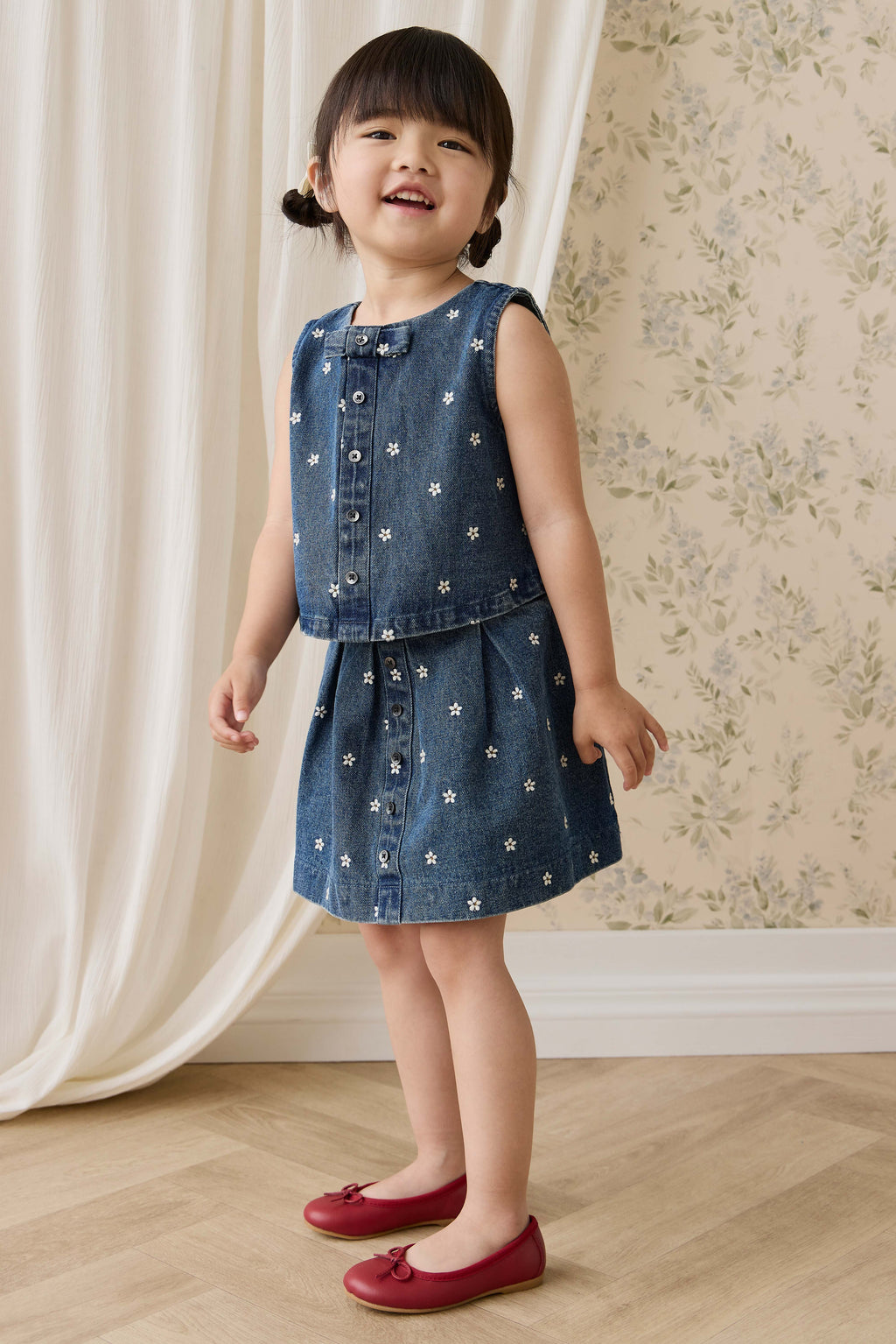 Jupe évasée en jean de coton brodé floral indigo classique avec taille plissée et fermeture boutonnée pour enfants de 6 mois à 10 ans
