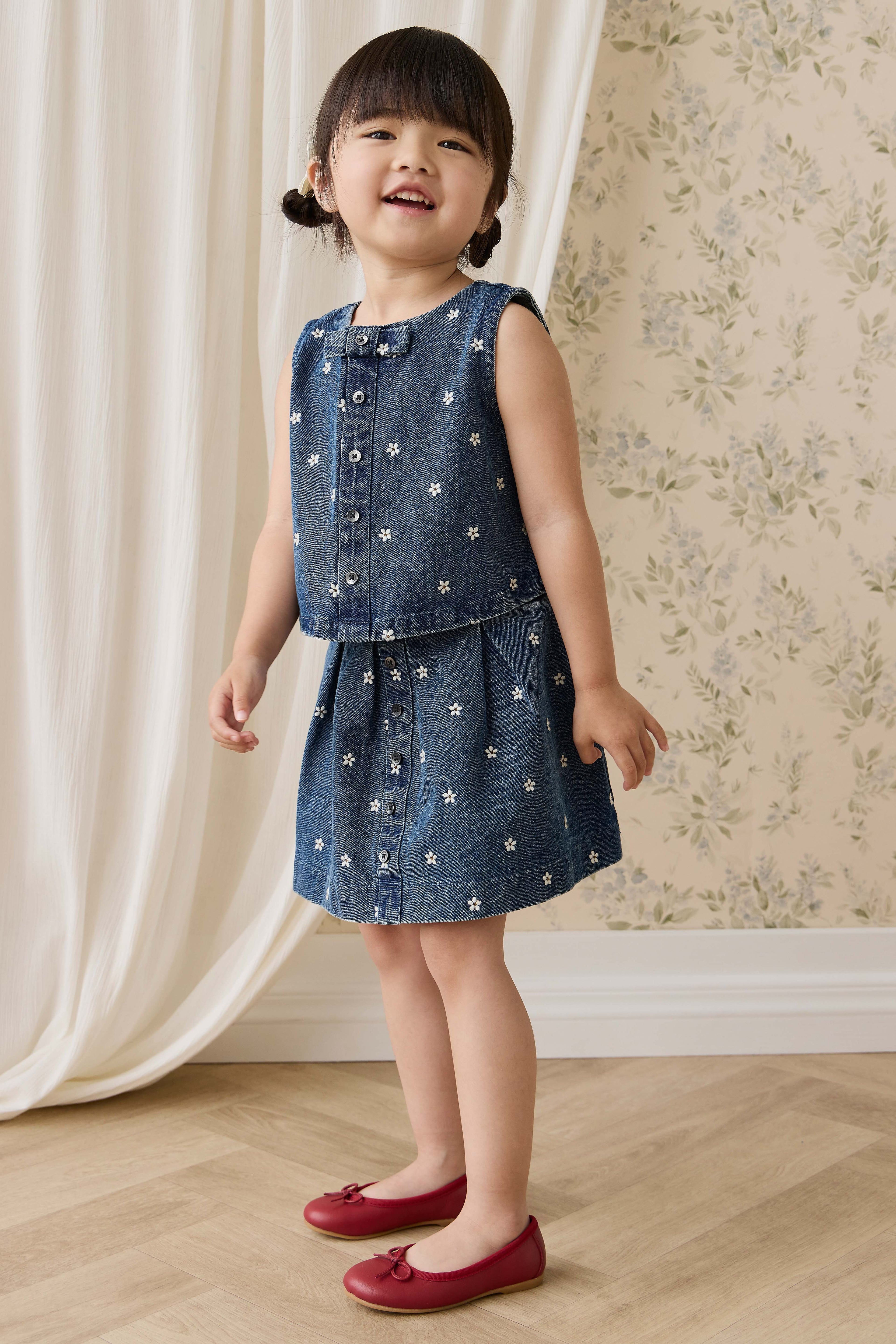 Jupe évasée en jean de coton brodé floral indigo classique avec taille plissée et fermeture boutonnée pour enfants de 6 mois à 10 ans