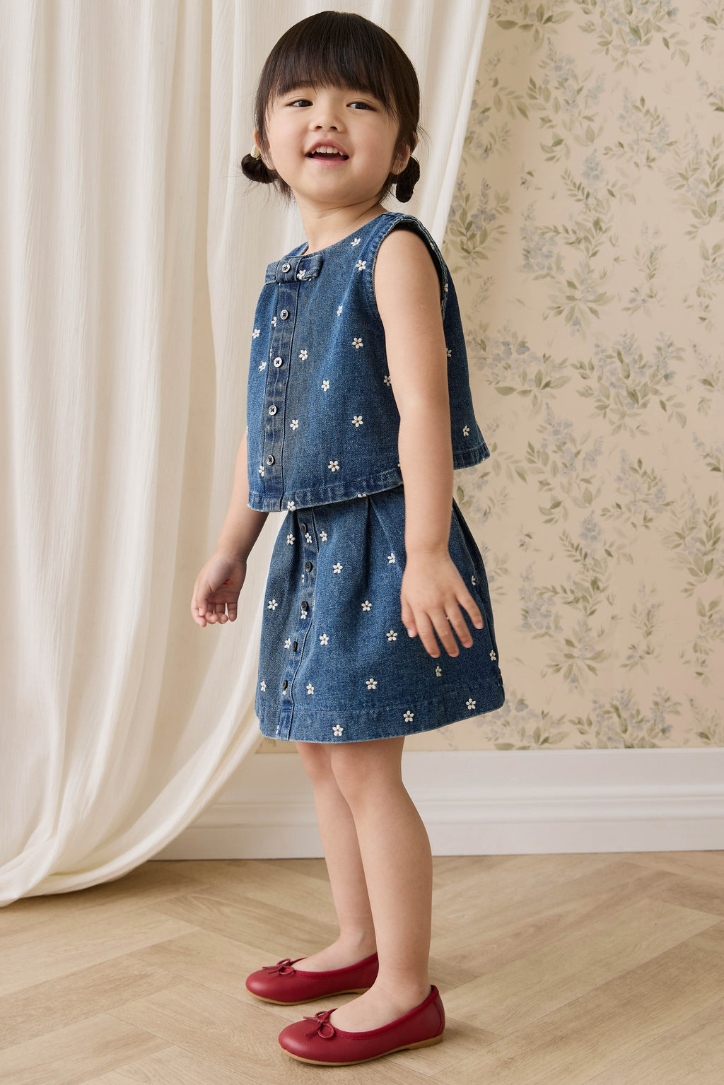 Jupe évasée en jean de coton brodé floral indigo classique avec taille plissée et fermeture boutonnée pour enfants de 6 mois à 10 ans