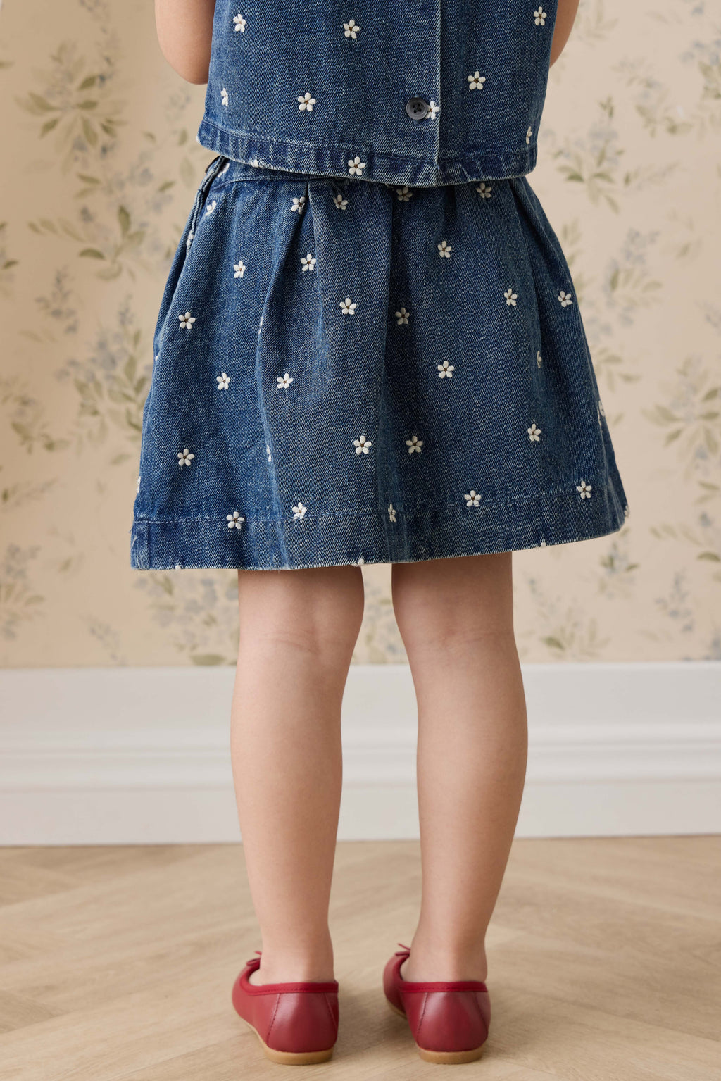 Jupe évasée en jean de coton brodé floral indigo classique avec taille plissée et fermeture boutonnée pour enfants de 6 mois à 10 ans