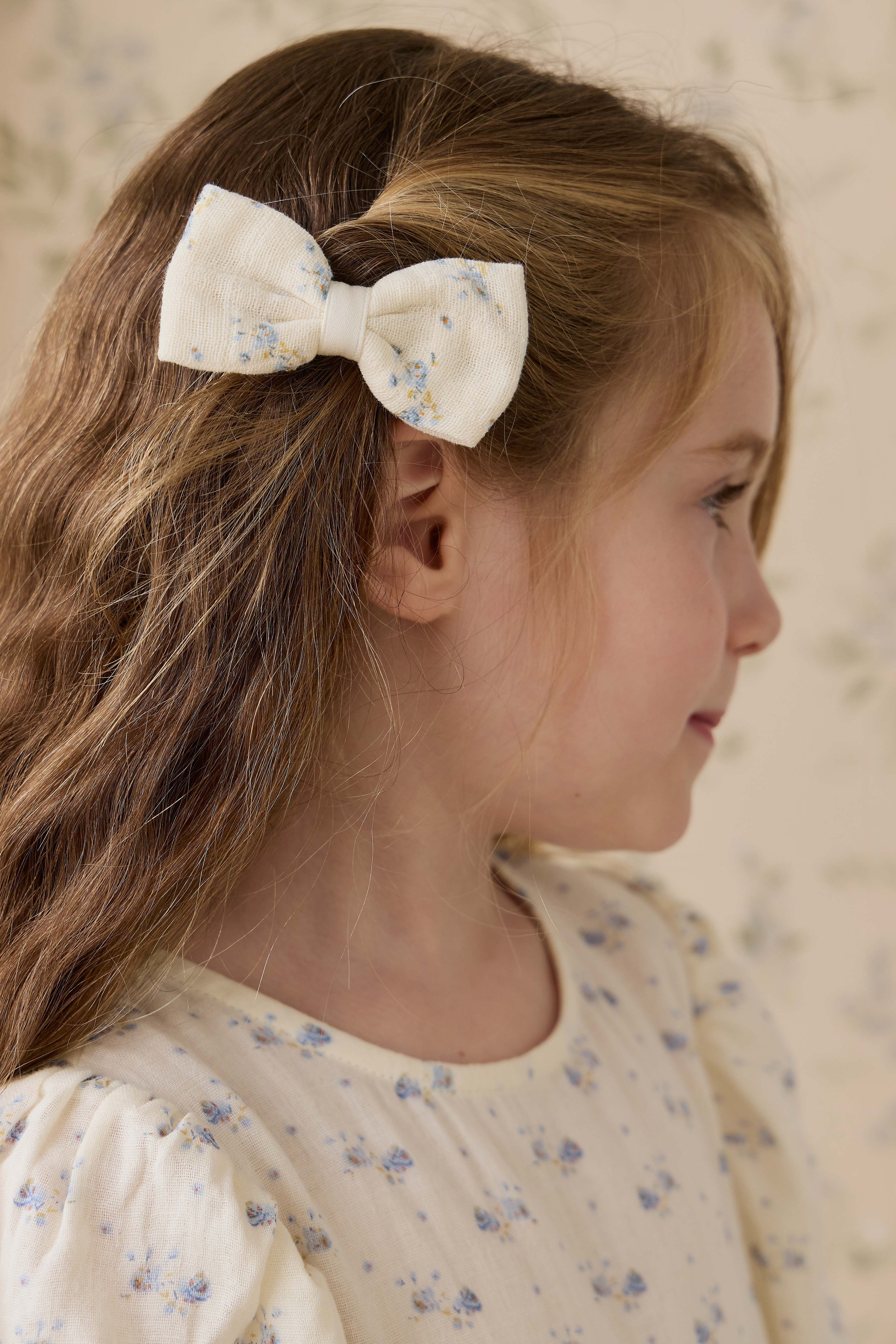 Nœud pour cheveux en mousseline de coton bio Delicate Molly bleu fleuri pour bébés et tout-petits