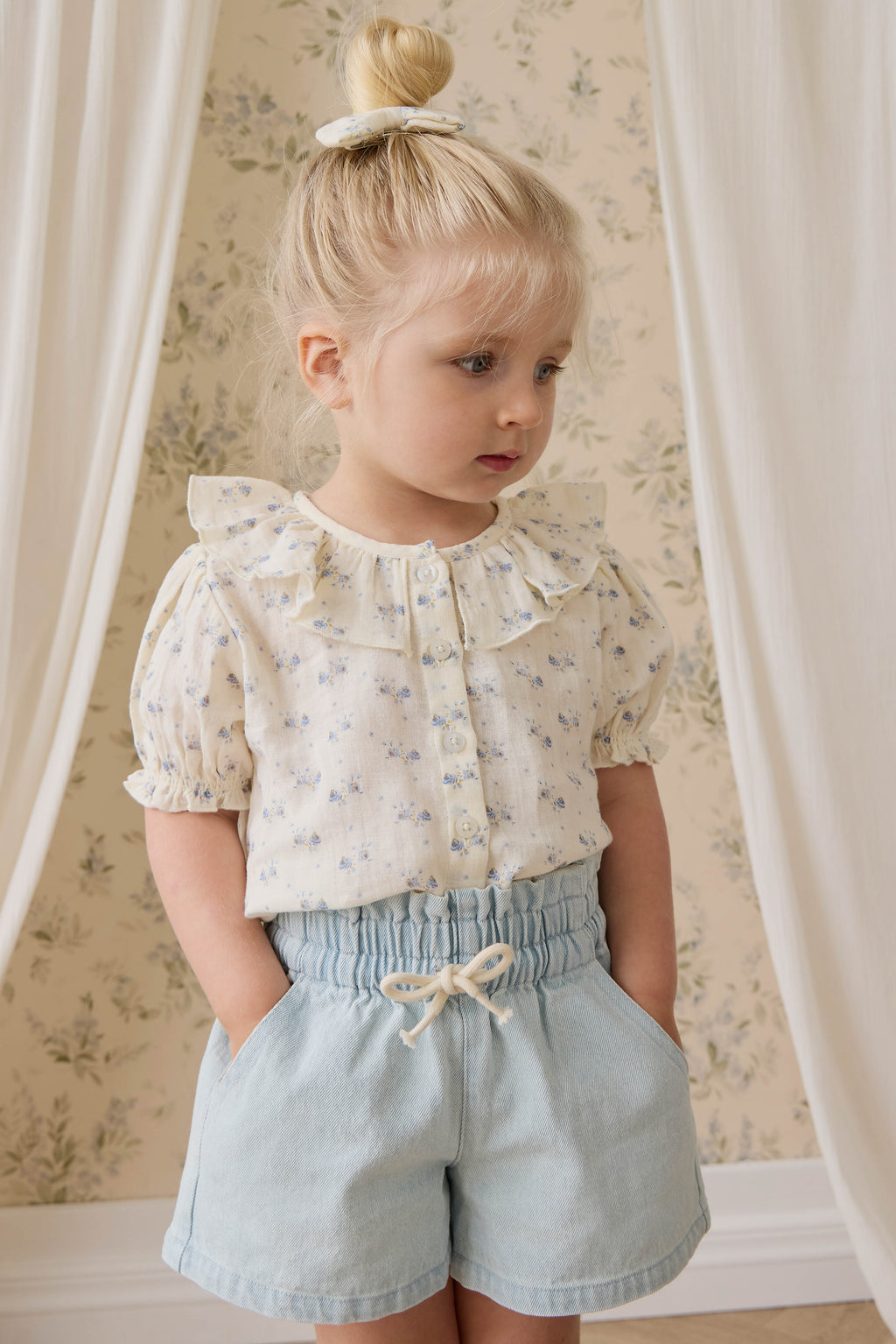 Haut en mousseline de coton biologique Molly Blue à fleurs délicates avec col à volants et manches bouffantes pour enfants de 0 à 10 ans