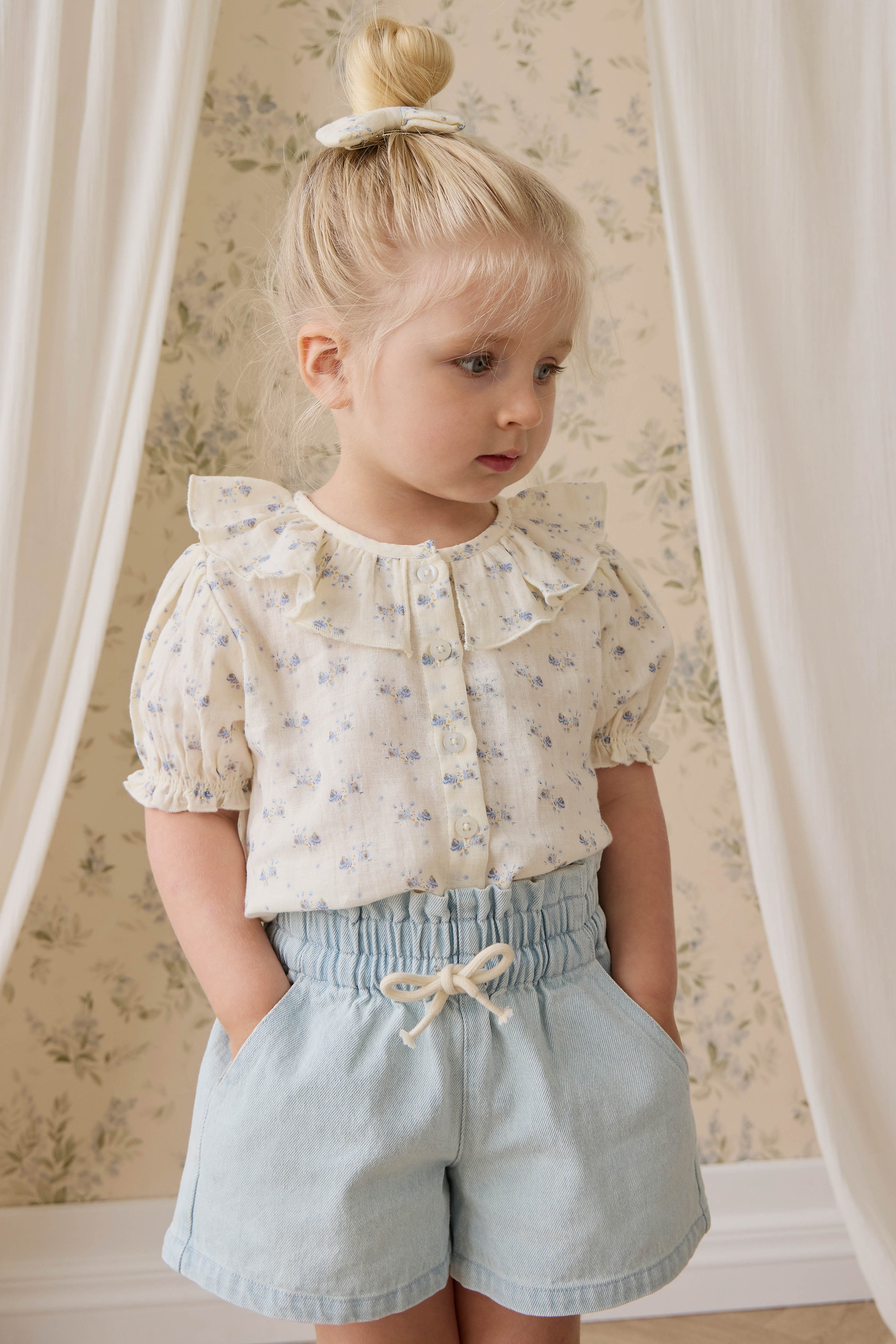 Haut en mousseline de coton biologique Molly Blue à fleurs délicates avec col à volants et manches bouffantes pour enfants de 0 à 10 ans