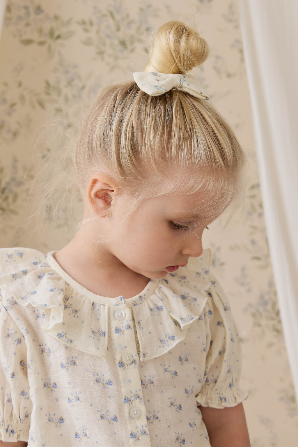 Haut en mousseline de coton biologique Molly Blue à fleurs délicates avec col à volants et manches bouffantes pour enfants de 0 à 10 ans