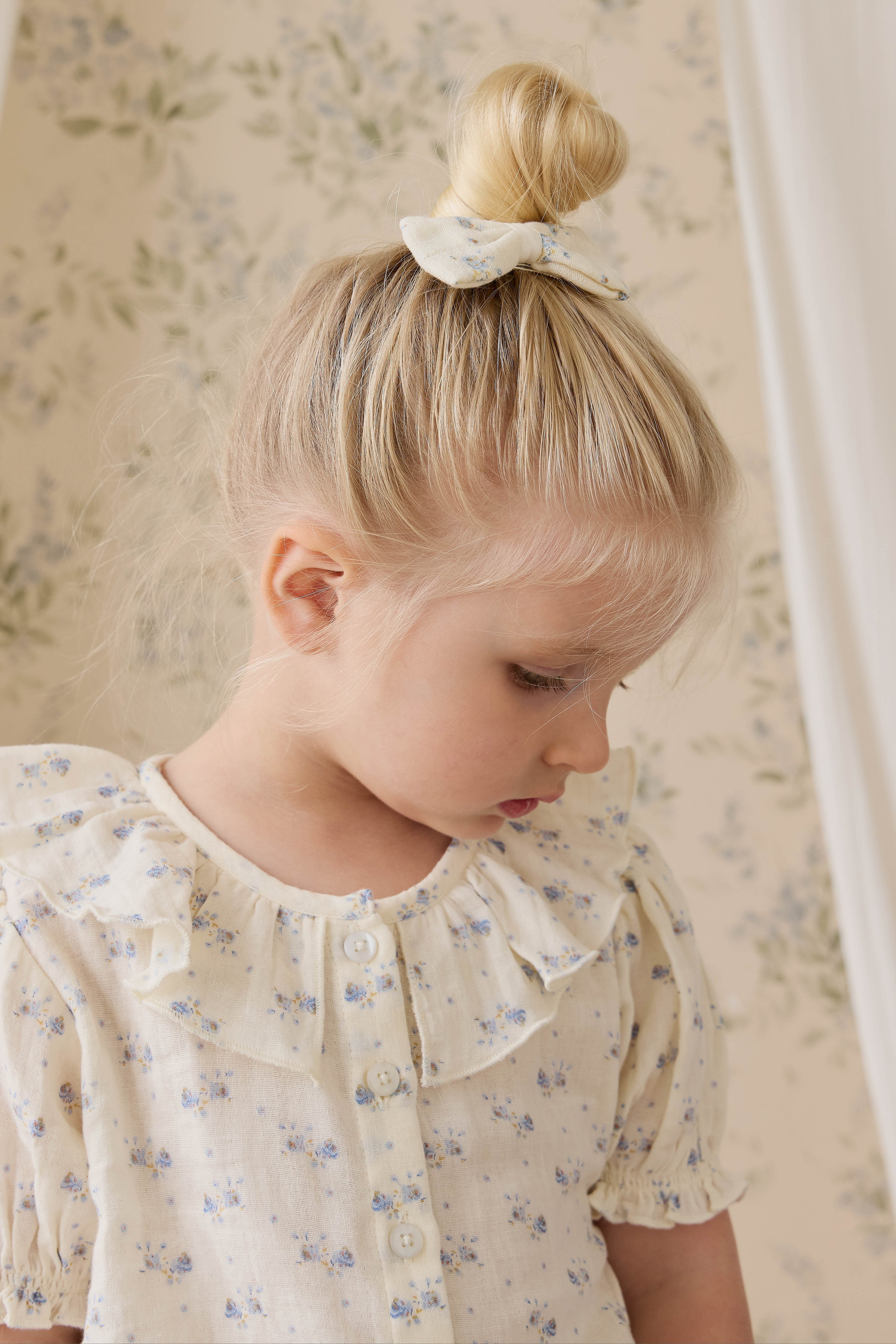 Haut en mousseline de coton biologique Molly Blue à fleurs délicates avec col à volants et manches bouffantes pour enfants de 0 à 10 ans
