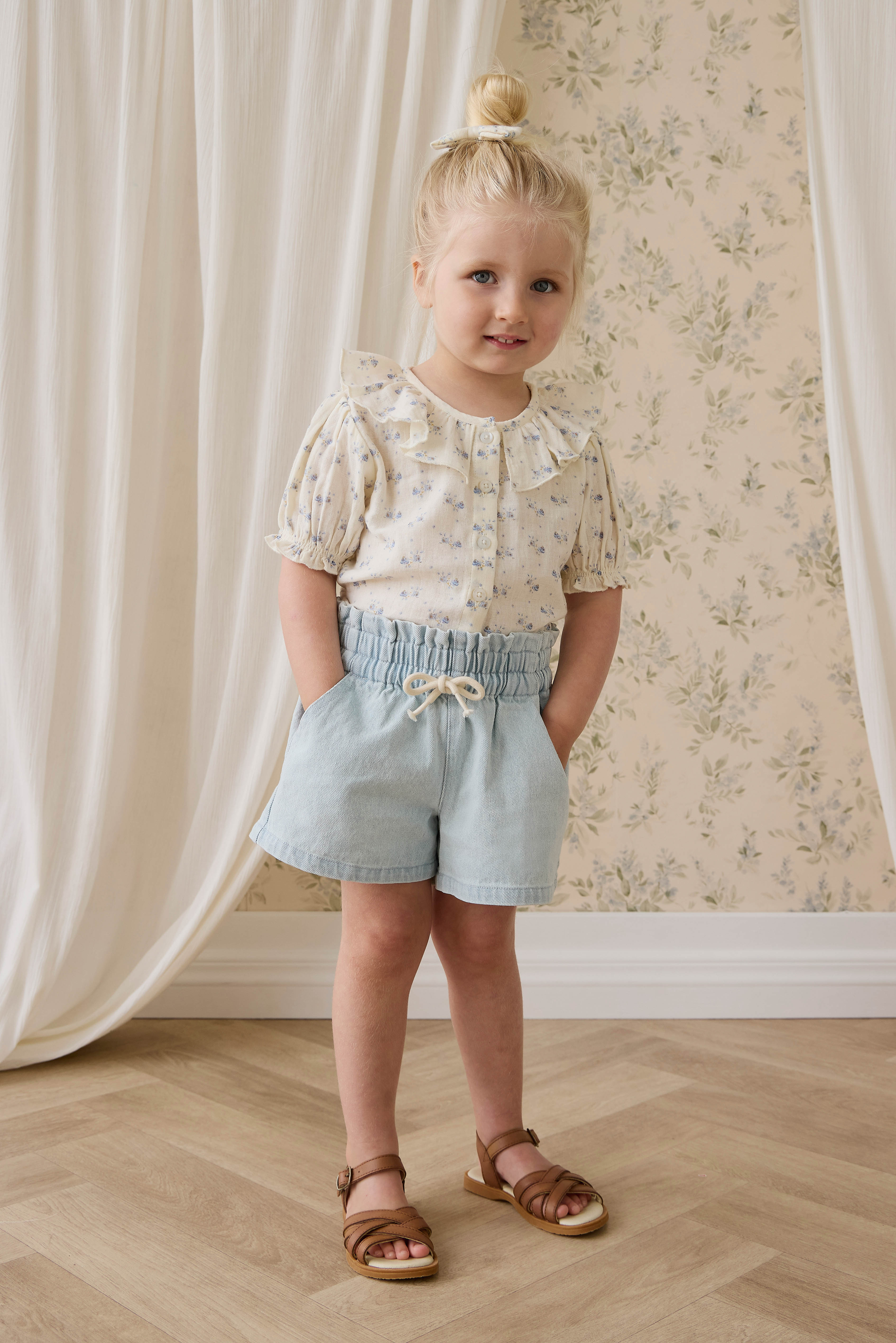 Haut en mousseline de coton biologique Molly Blue à fleurs délicates avec col à volants et manches bouffantes pour enfants de 0 à 10 ans