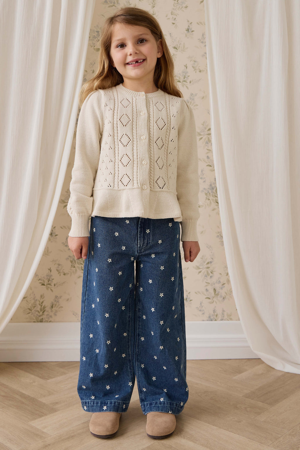 Cardigan en maille de coton évasé couleur vanille avec boutons sur le devant et ourlet évasé pour enfants de 6 mois à 10 ans