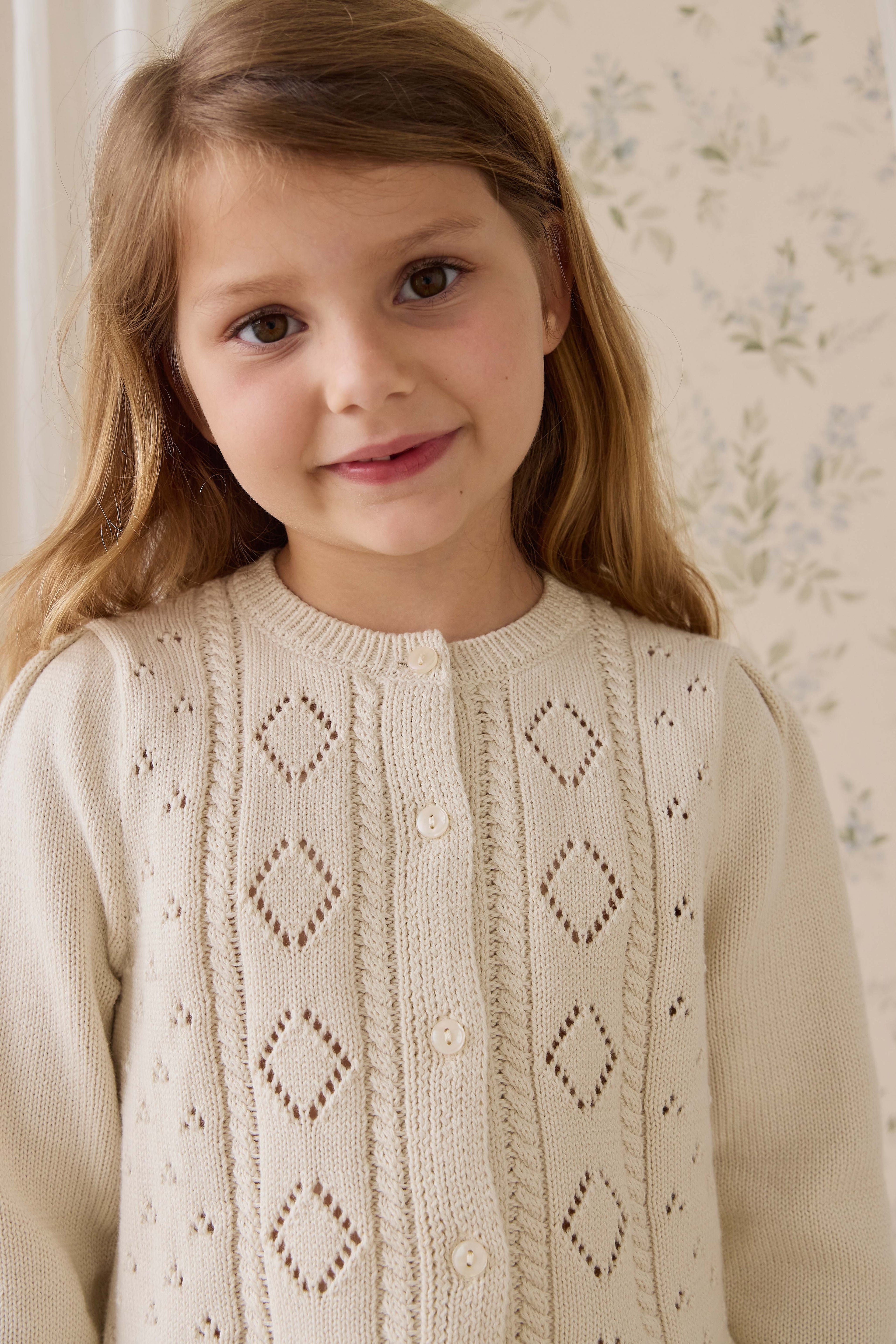 Cardigan en maille de coton évasé couleur vanille avec boutons sur le devant et ourlet évasé pour enfants de 6 mois à 10 ans