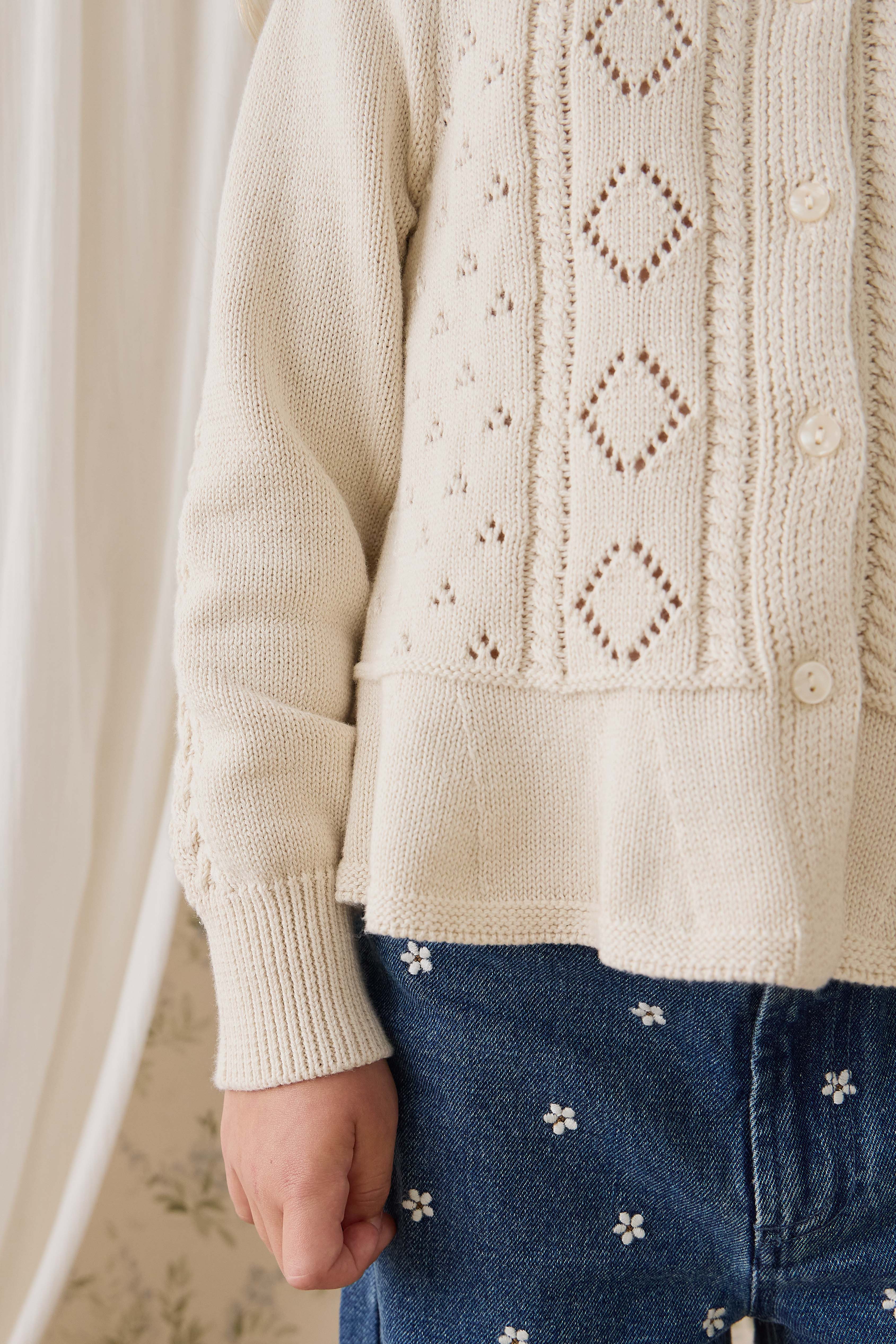 Cardigan en maille de coton évasé couleur vanille avec boutons sur le devant et ourlet évasé pour enfants de 6 mois à 10 ans