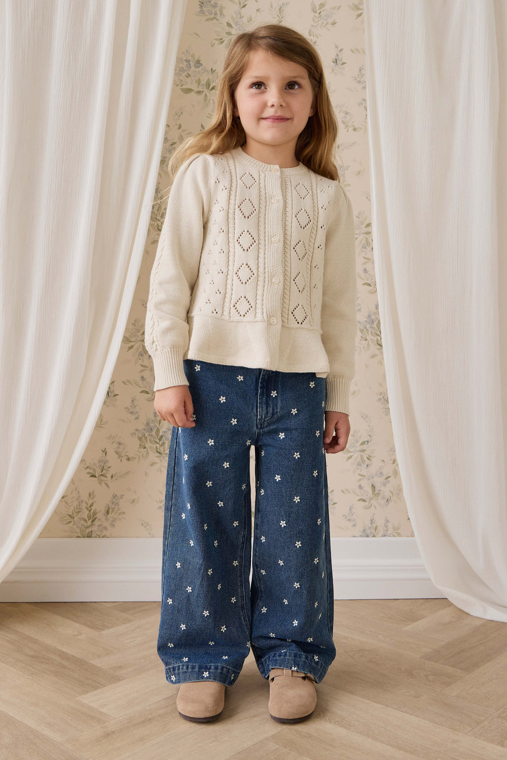 Cardigan en maille de coton évasé couleur vanille avec boutons sur le devant et ourlet évasé pour enfants de 6 mois à 10 ans