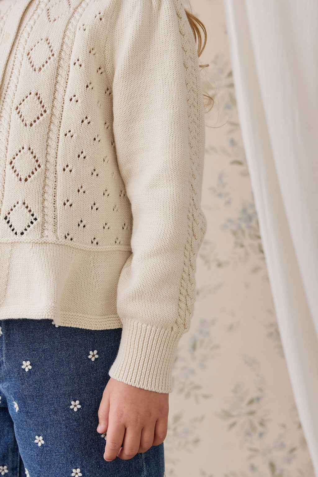 Cardigan en maille de coton évasé couleur vanille avec boutons sur le devant et ourlet évasé pour enfants de 6 mois à 10 ans