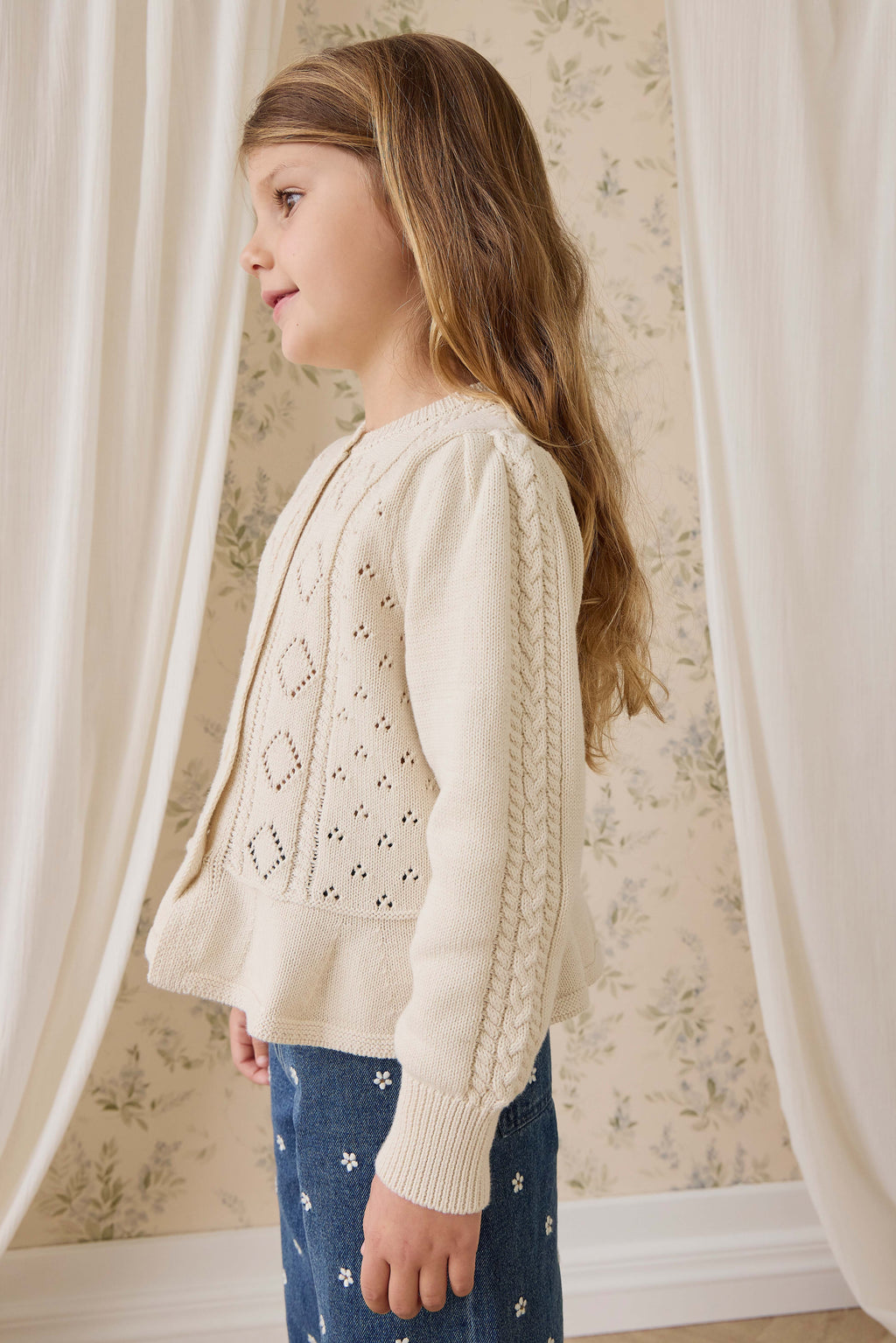 Cardigan en maille de coton évasé couleur vanille avec boutons sur le devant et ourlet évasé pour enfants de 6 mois à 10 ans