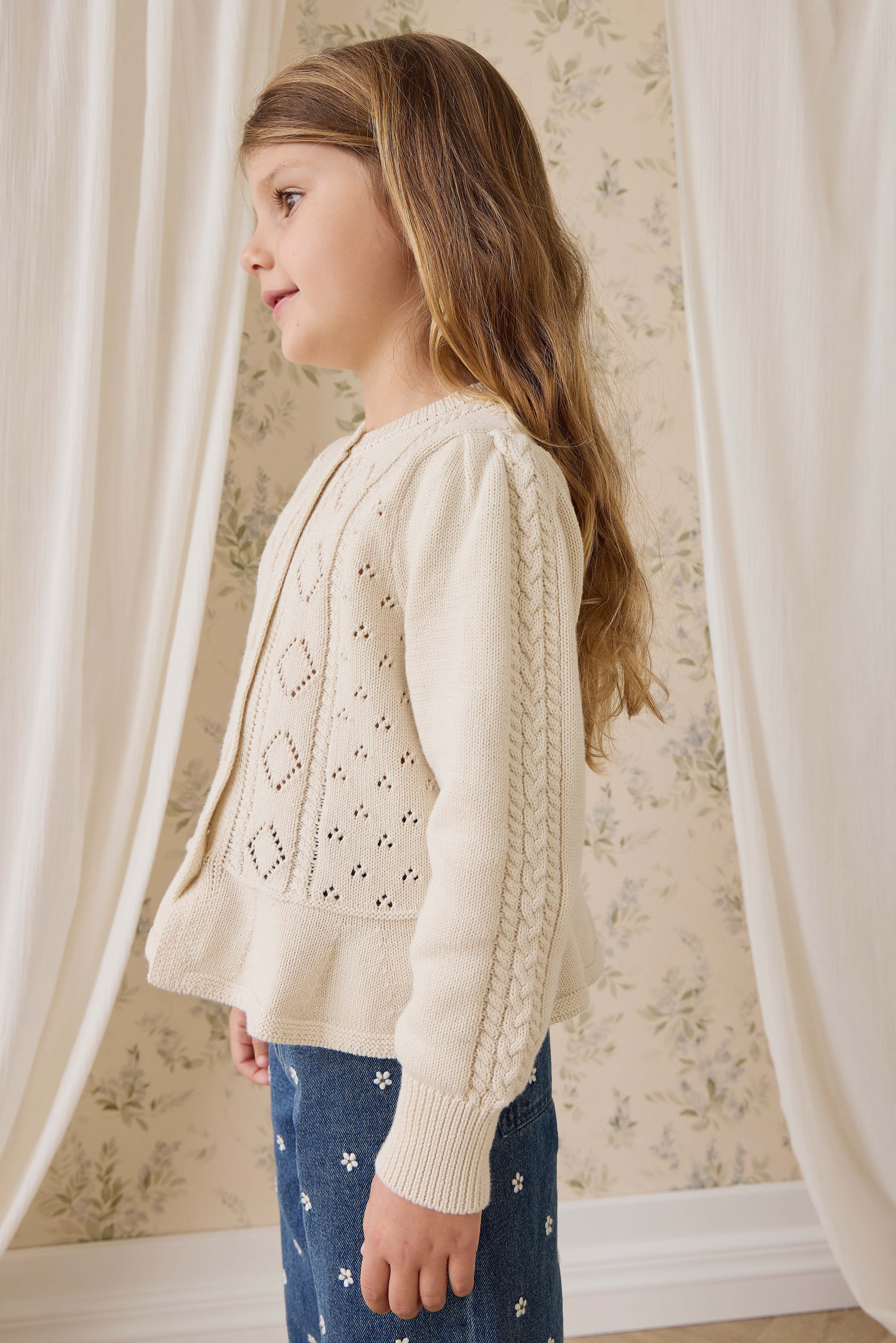 Cardigan en maille de coton évasé couleur vanille avec boutons sur le devant et ourlet évasé pour enfants de 6 mois à 10 ans