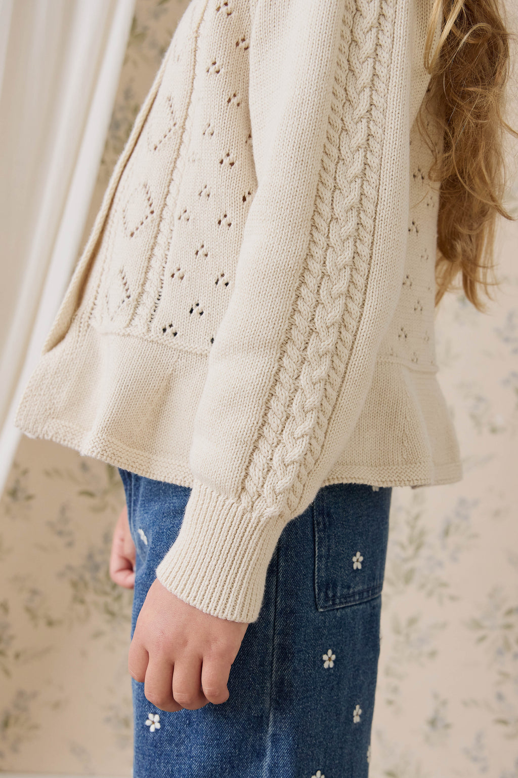 Cardigan en maille de coton évasé couleur vanille avec boutons sur le devant et ourlet évasé pour enfants de 6 mois à 10 ans